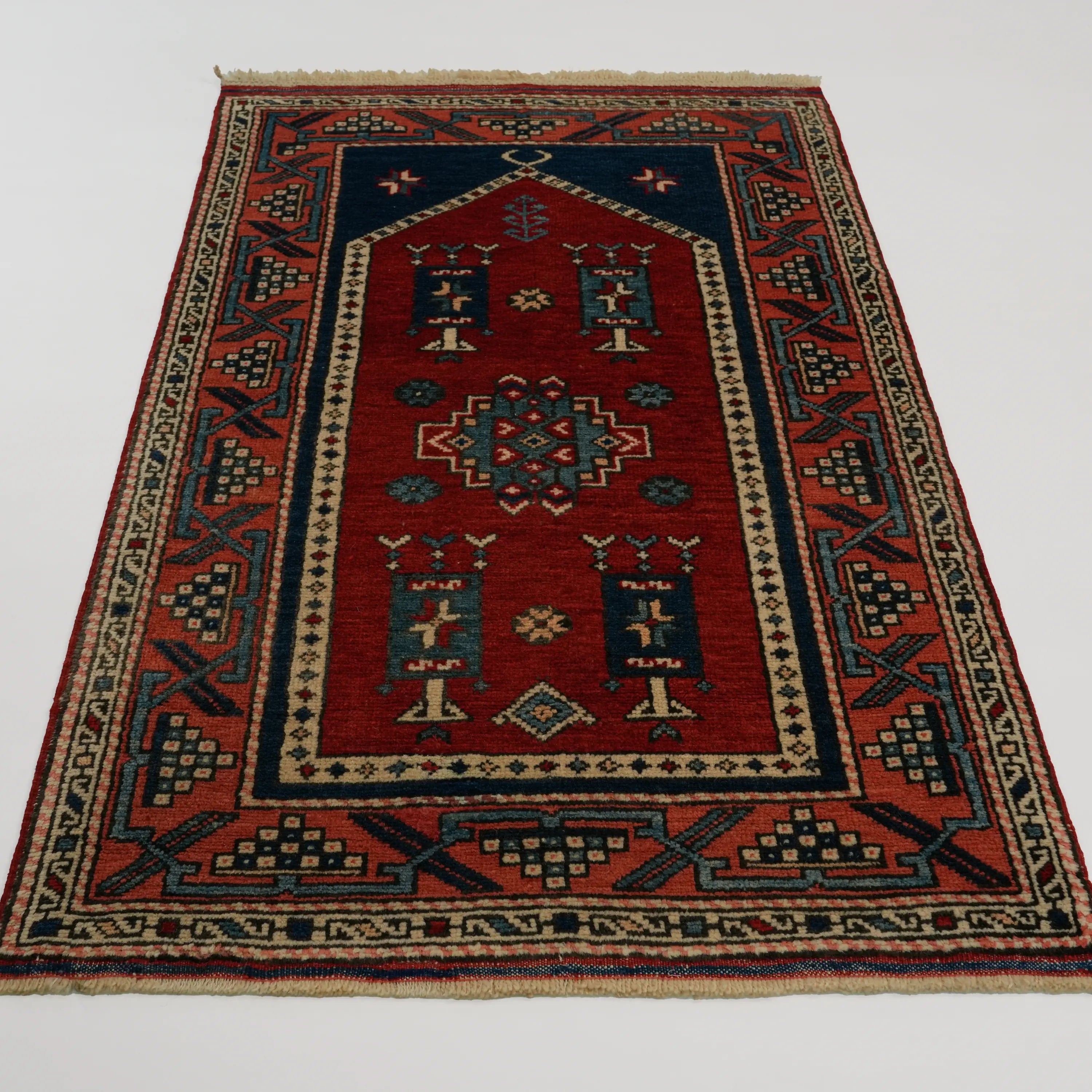 Seccade Desenli Kırmızı Kök Boyalı Kirmen Köy Dokuma Ayvacık Halısı