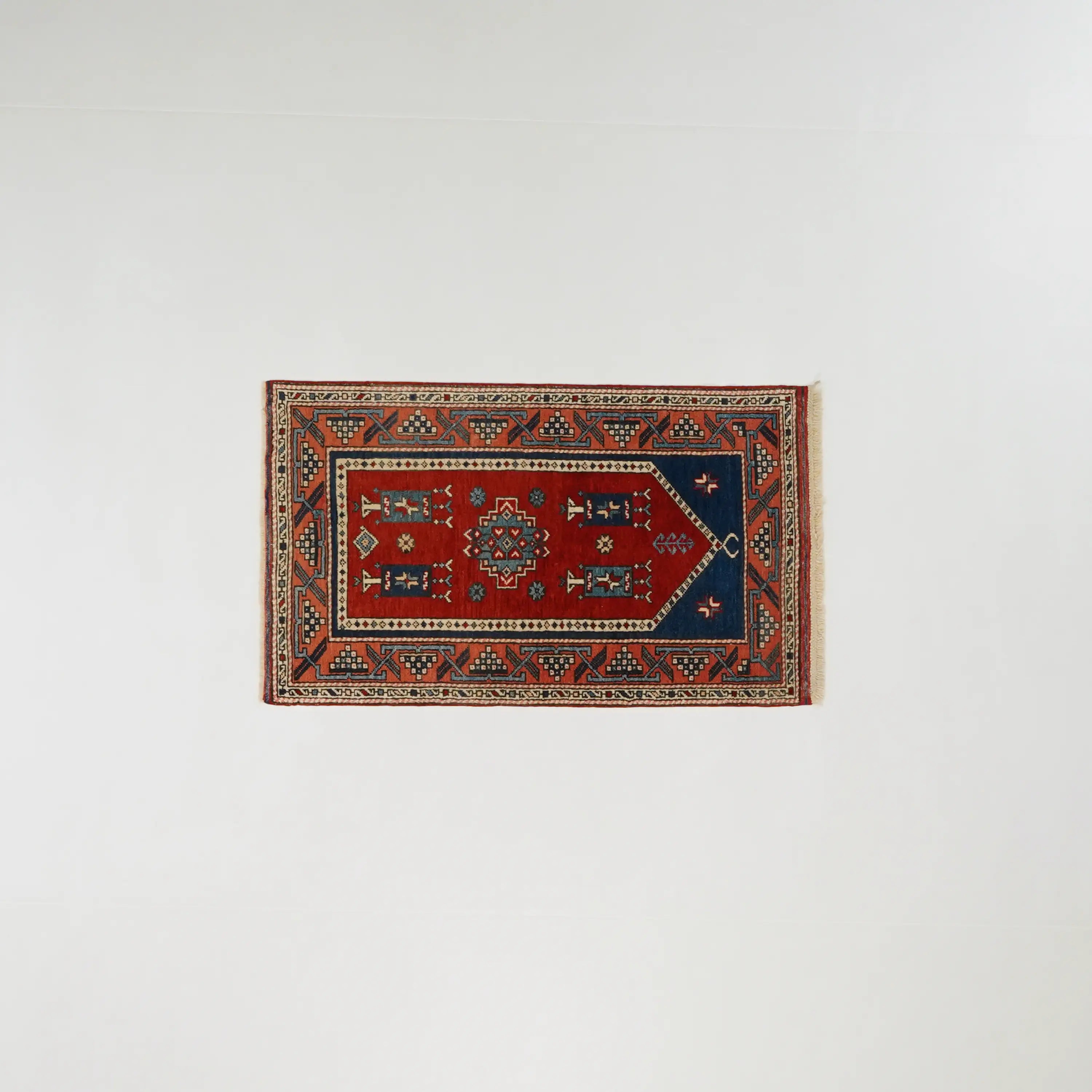 Seccade Desenli Kırmızı Kök Boyalı Kirmen Köy Dokuma Ayvacık Halısı