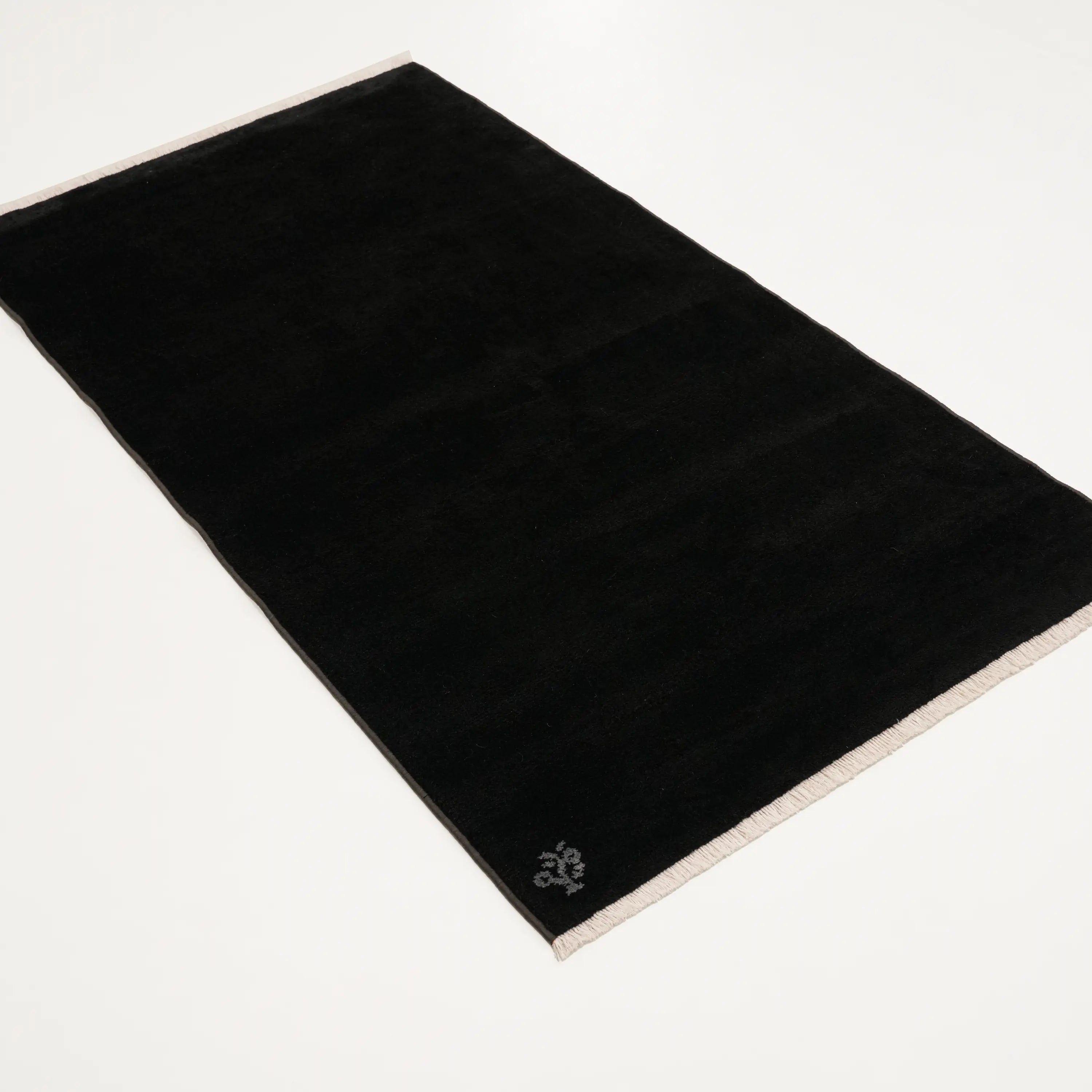 Sekoya Serisi Sade Desenli Siyah Tezgah Dokuma Halı