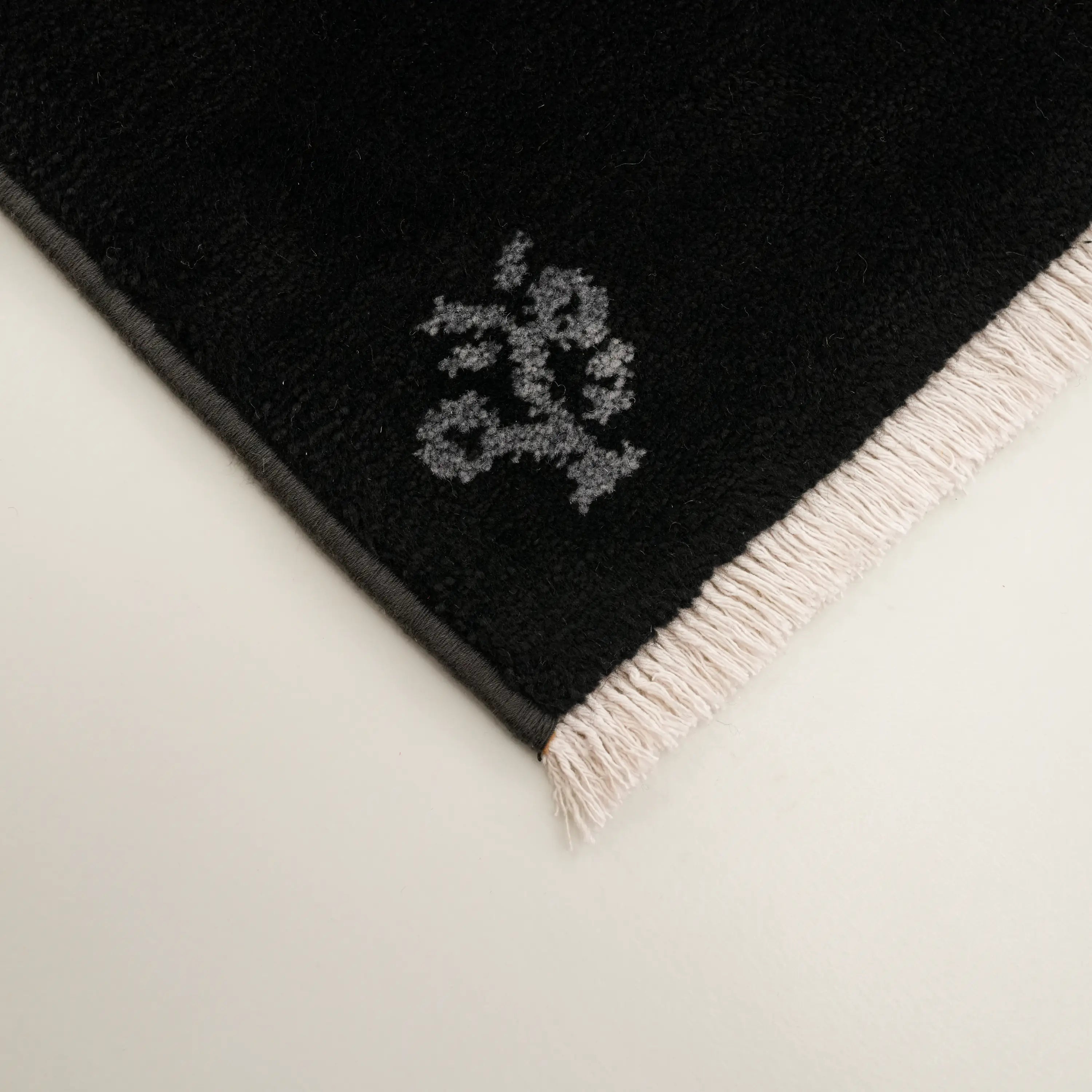 Sekoya Serisi Sade Desenli Siyah Tezgah Dokuma Halı