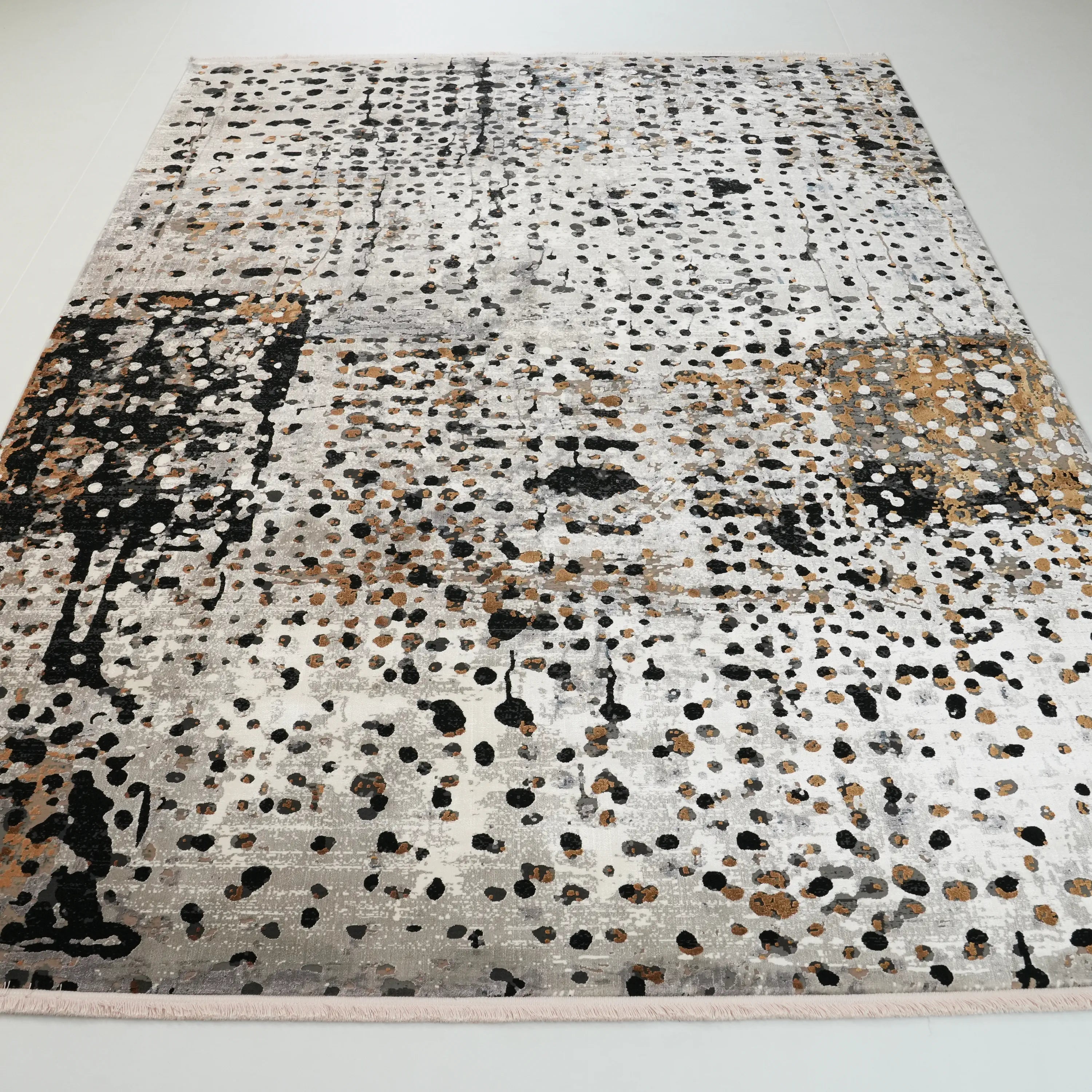 Soyut Desenli Gri Viskon Halı