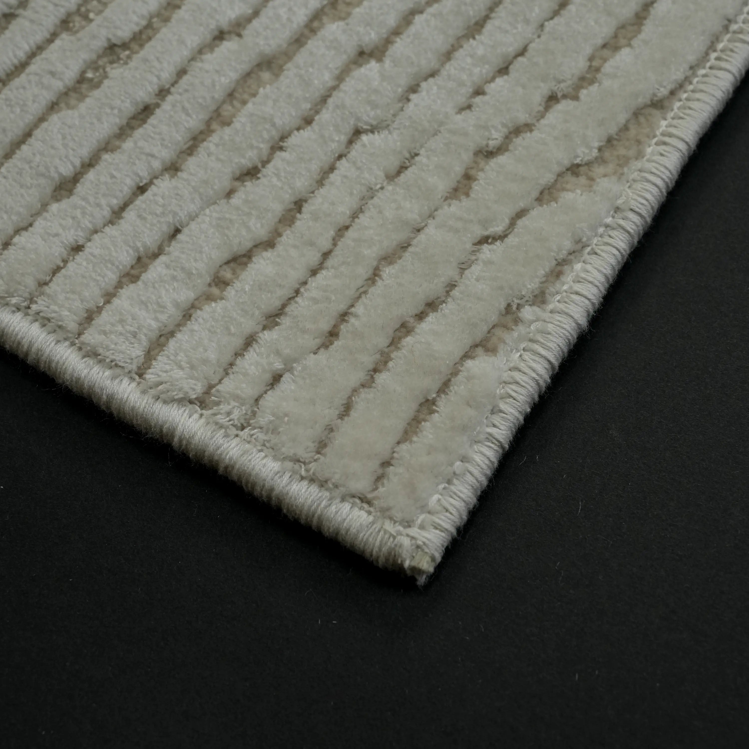 Soyut Desenli Krem Viskon Halı