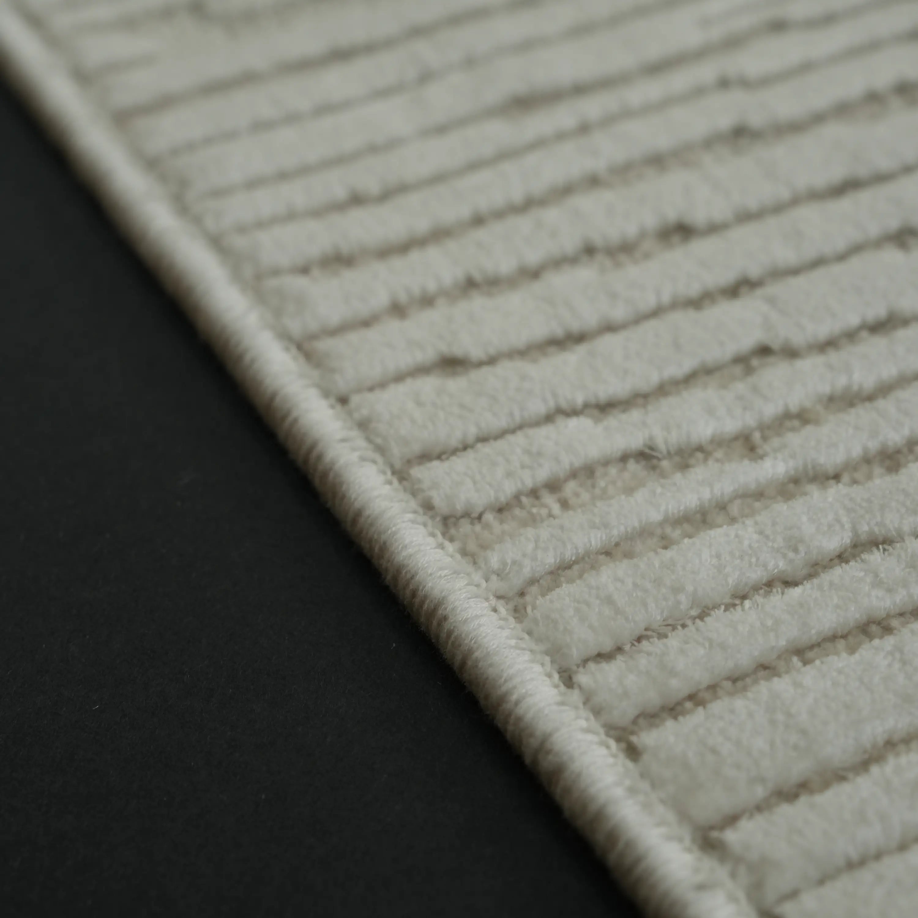 Soyut Desenli Krem Viskon Halı