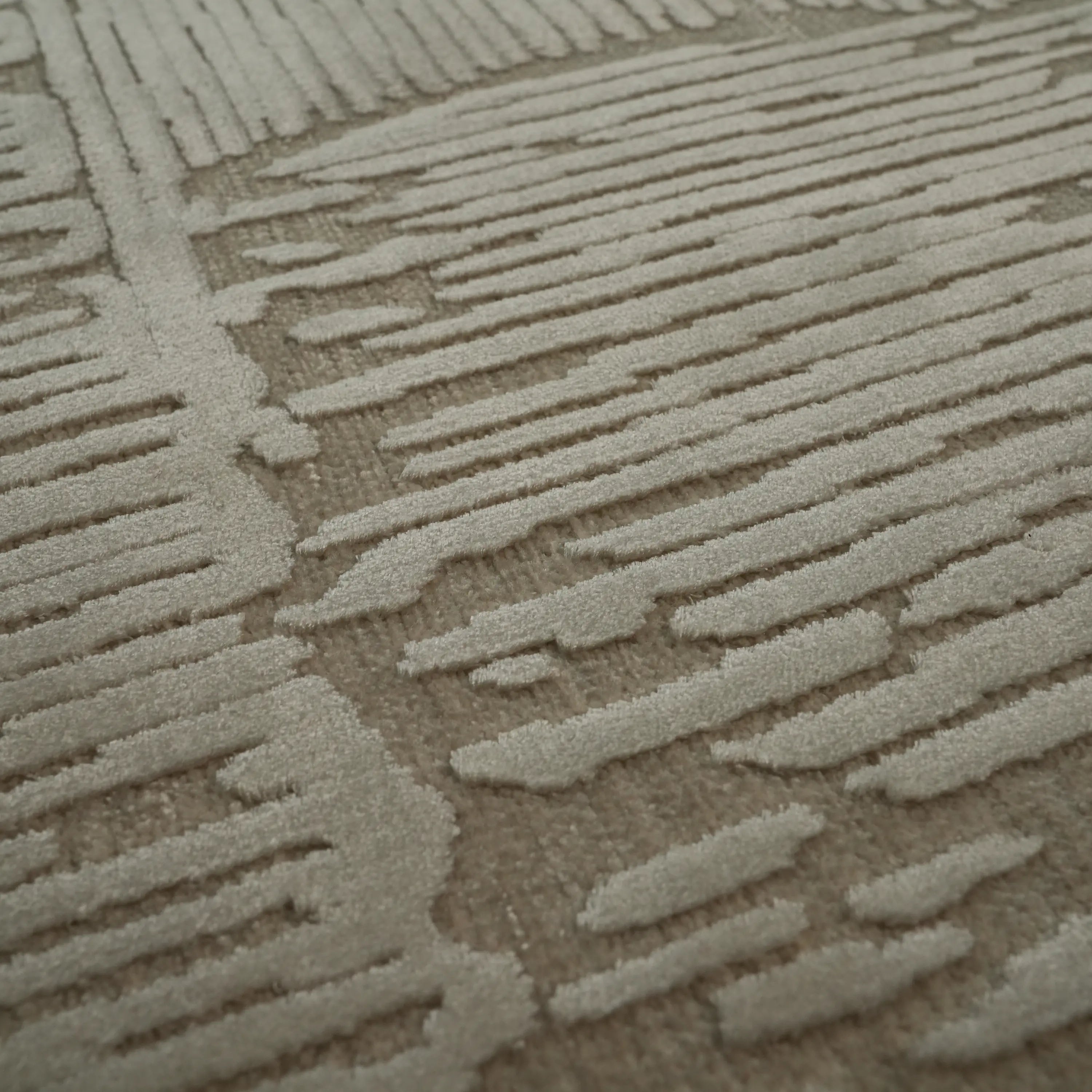 Soyut Desenli Krem Viskon Halı