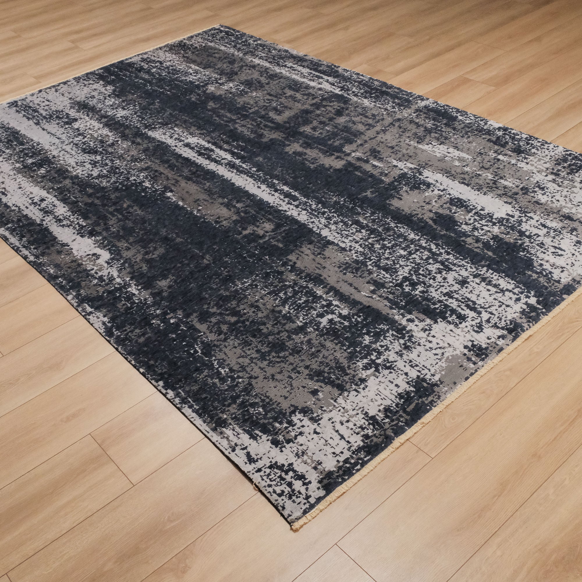 Soyut Desenli Lacivert Yün Halı