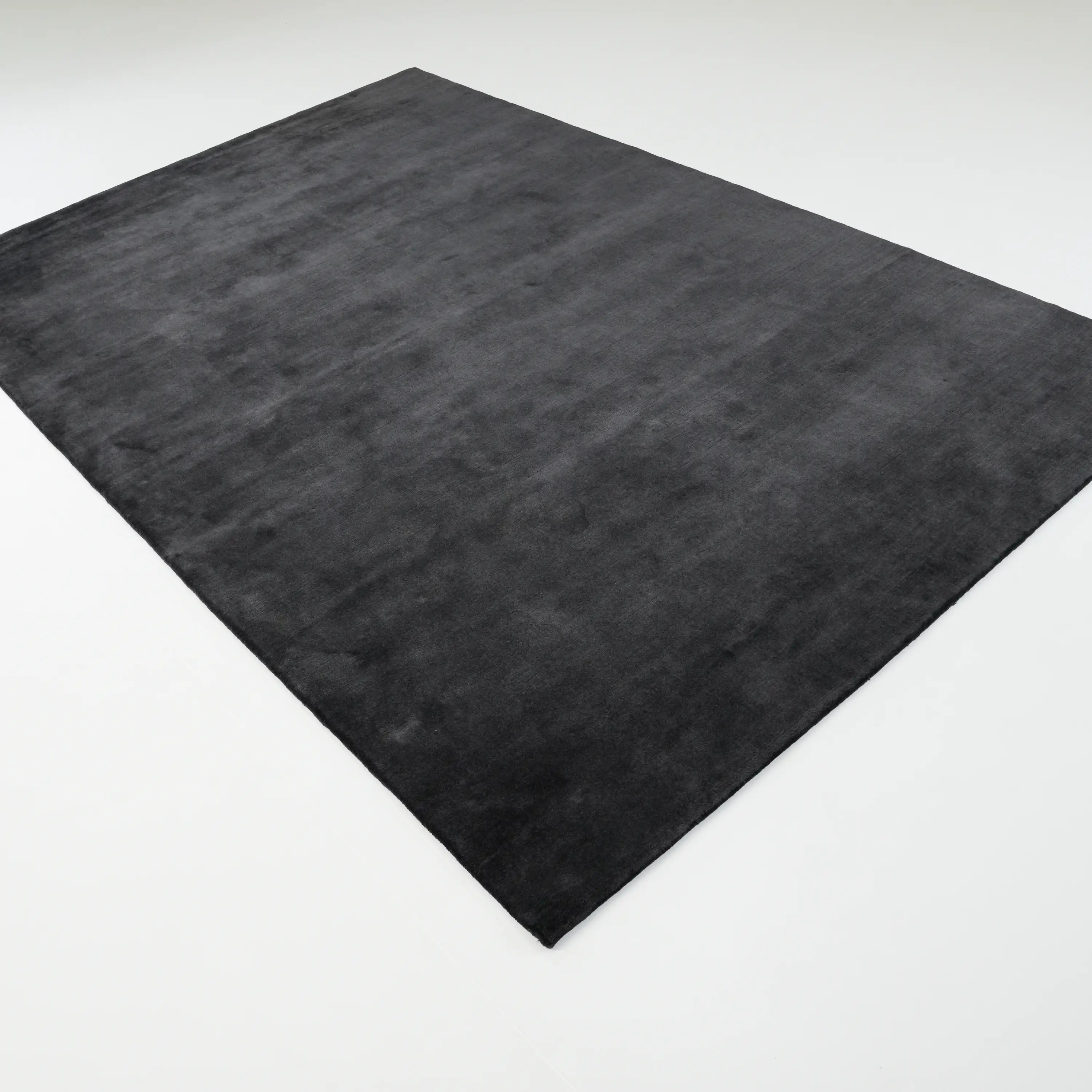 Tezgah Dokuma Sade Desenli %100 Yün Antrasit Halı