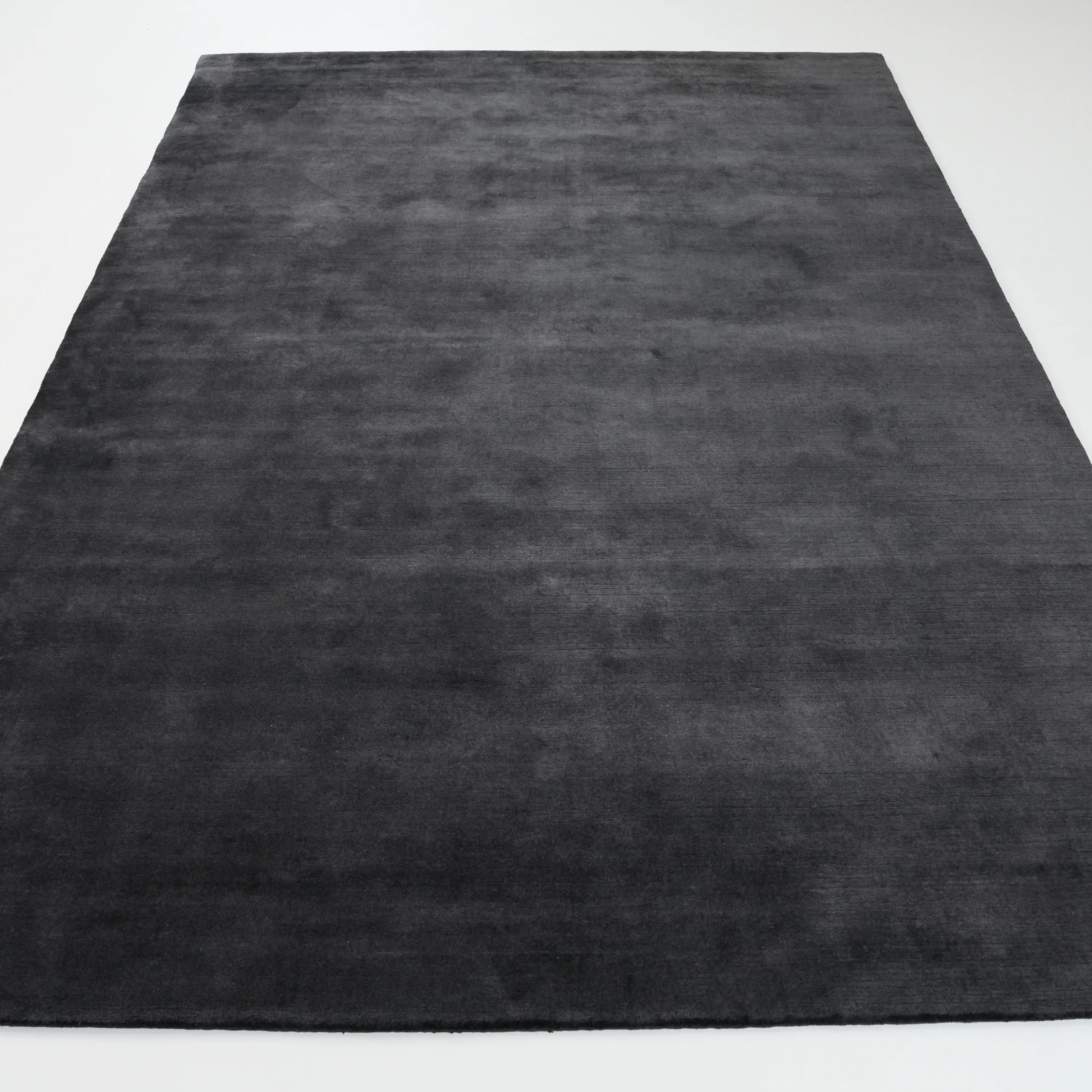 Tezgah Dokuma Sade Desenli %100 Yün Antrasit Halı