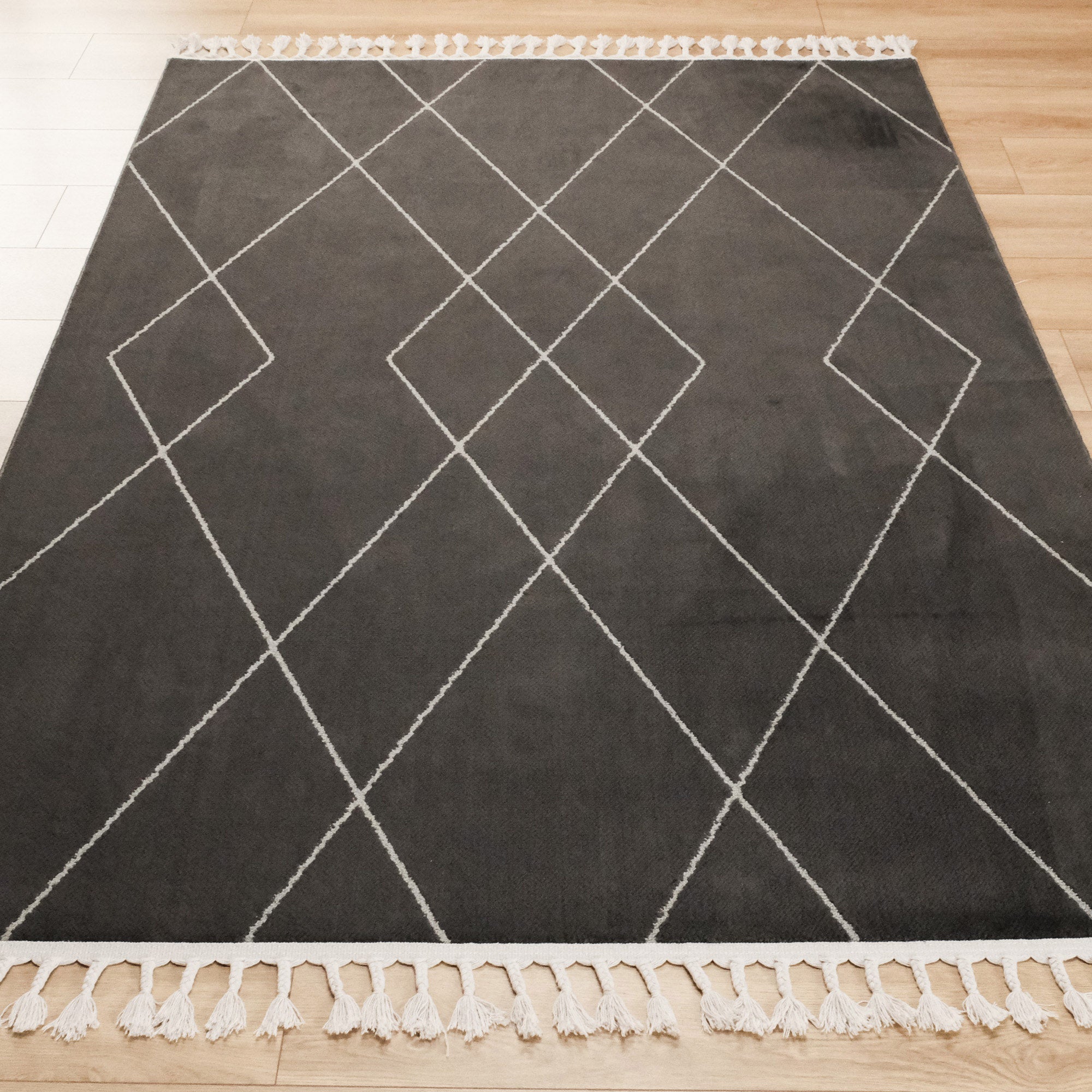 Urban Serisi Geometrik Desenli Siyah Sentetik Halı