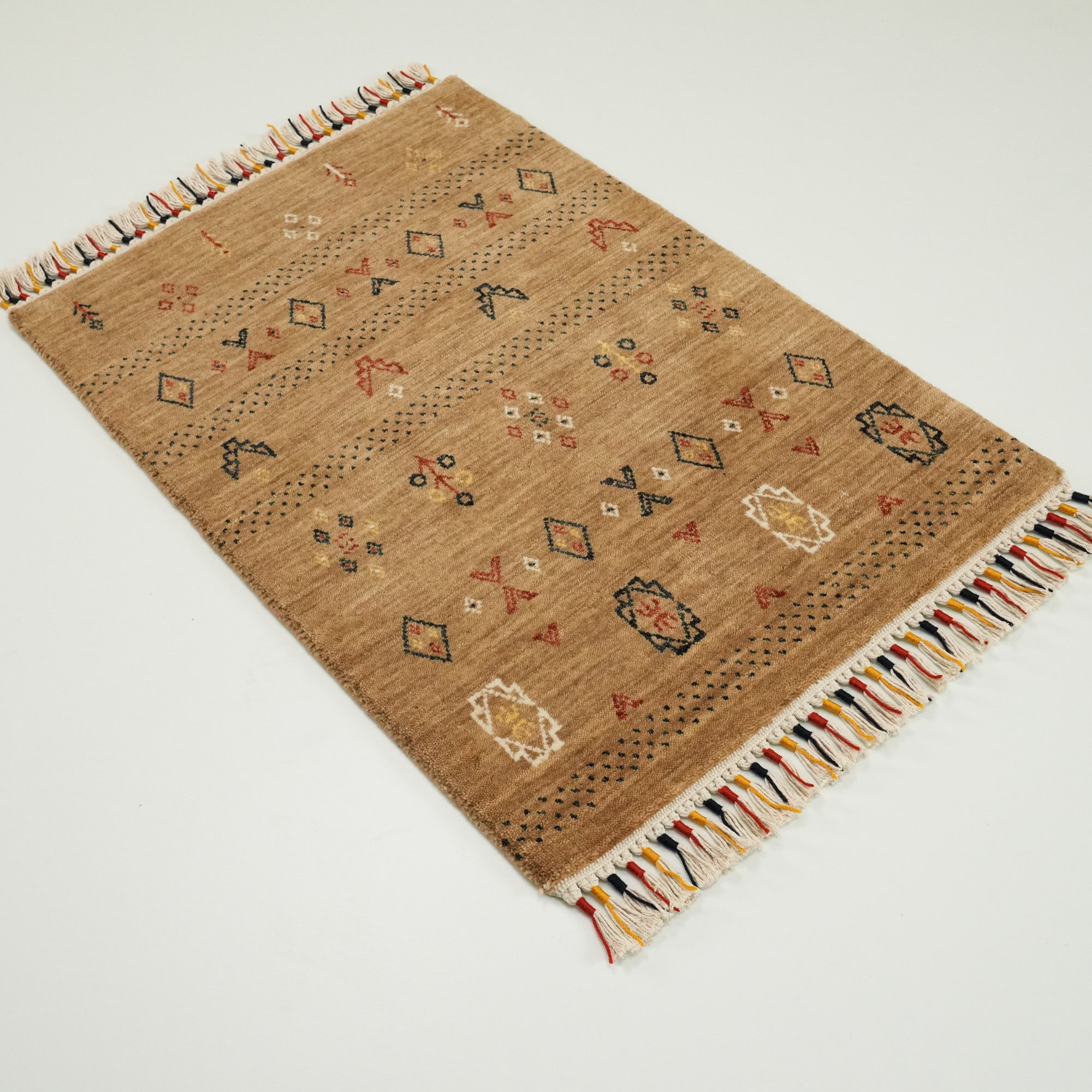 Urkum Serisi Otantik Desenli Bej Yün Tezgah Dokuma Halı