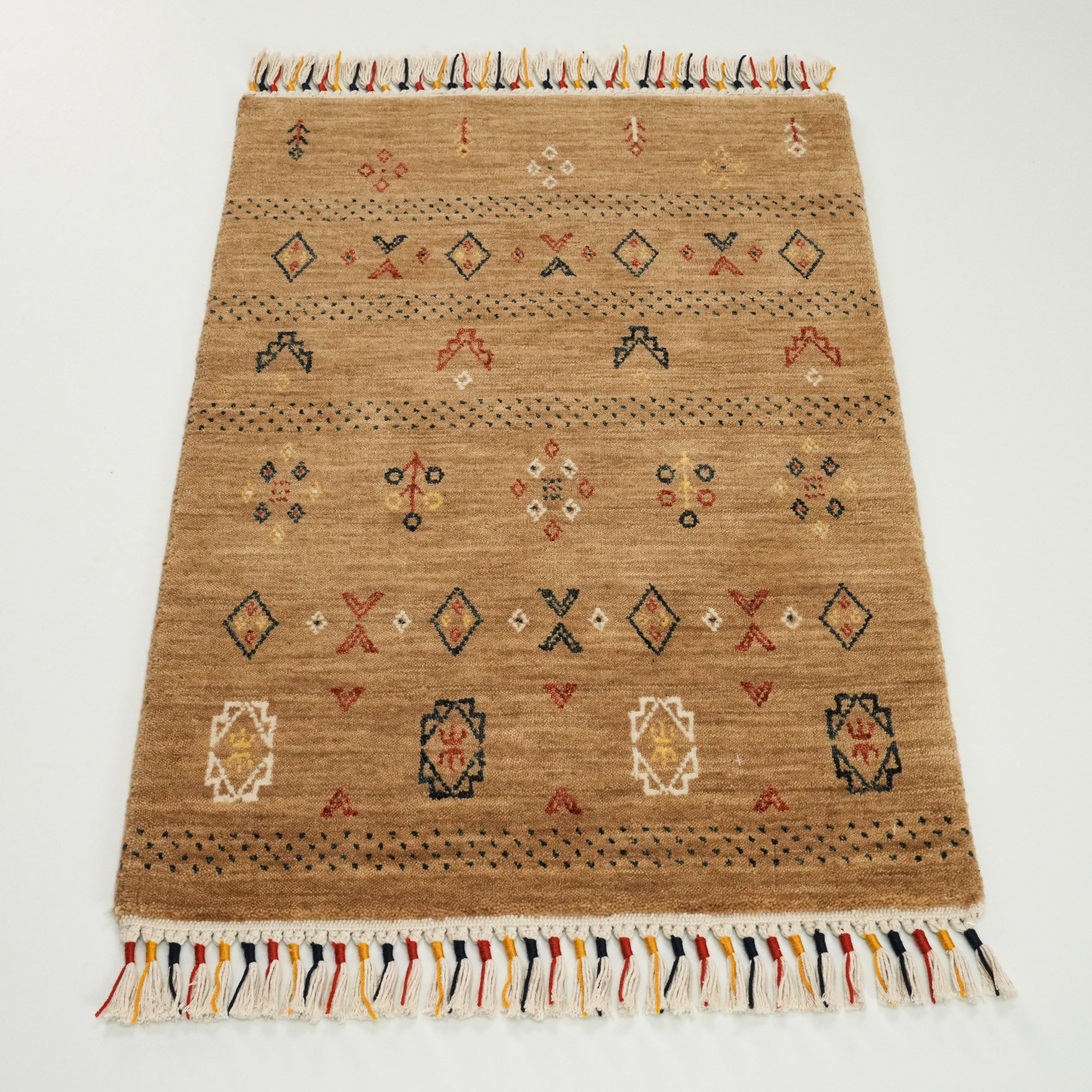 Urkum Serisi Otantik Desenli Bej Yün Tezgah Dokuma Halı