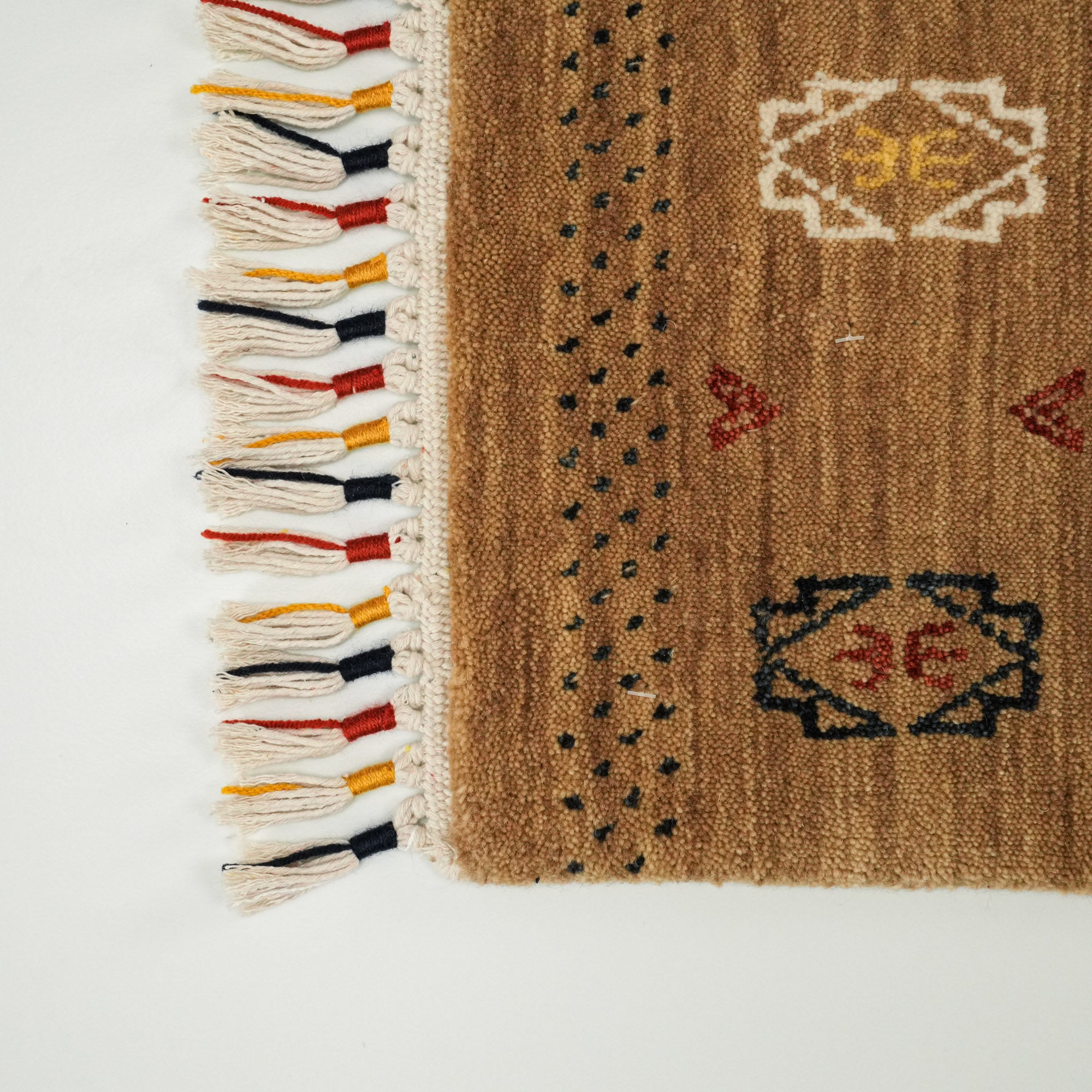 Urkum Serisi Otantik Desenli Bej Yün Tezgah Dokuma Halı