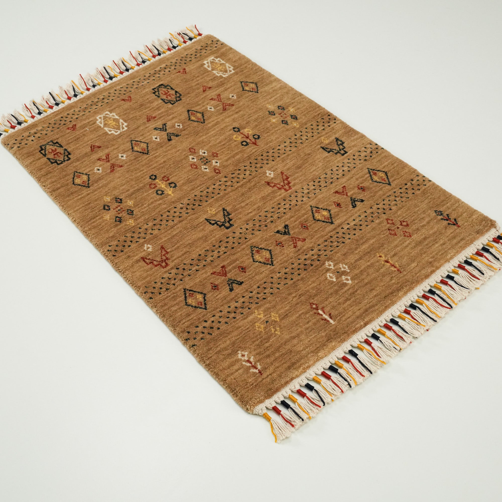 Urkum Serisi Otantik Desenli Bej Yün Tezgah Dokuma Halı