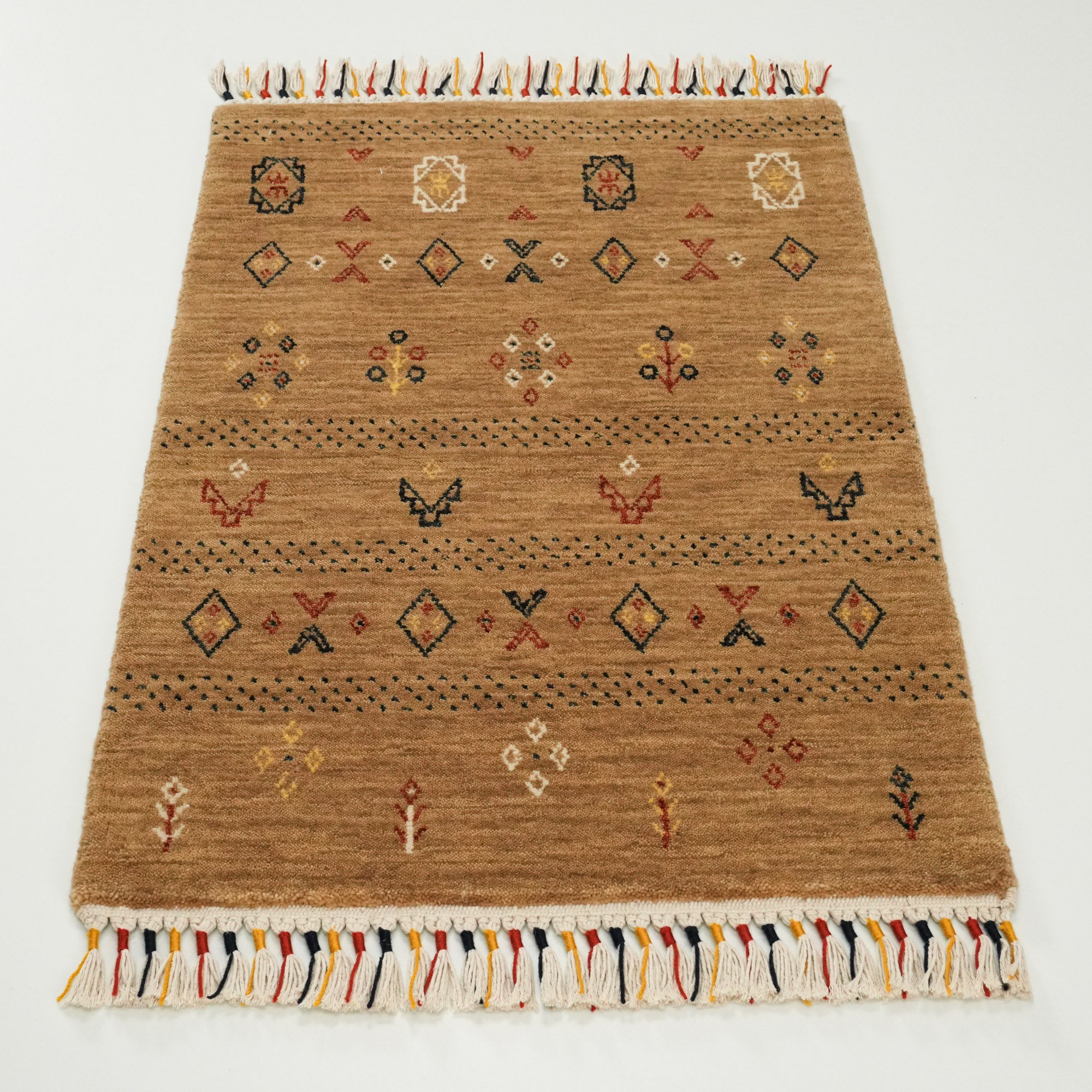 Urkum Serisi Otantik Desenli Bej Yün Tezgah Dokuma Halı