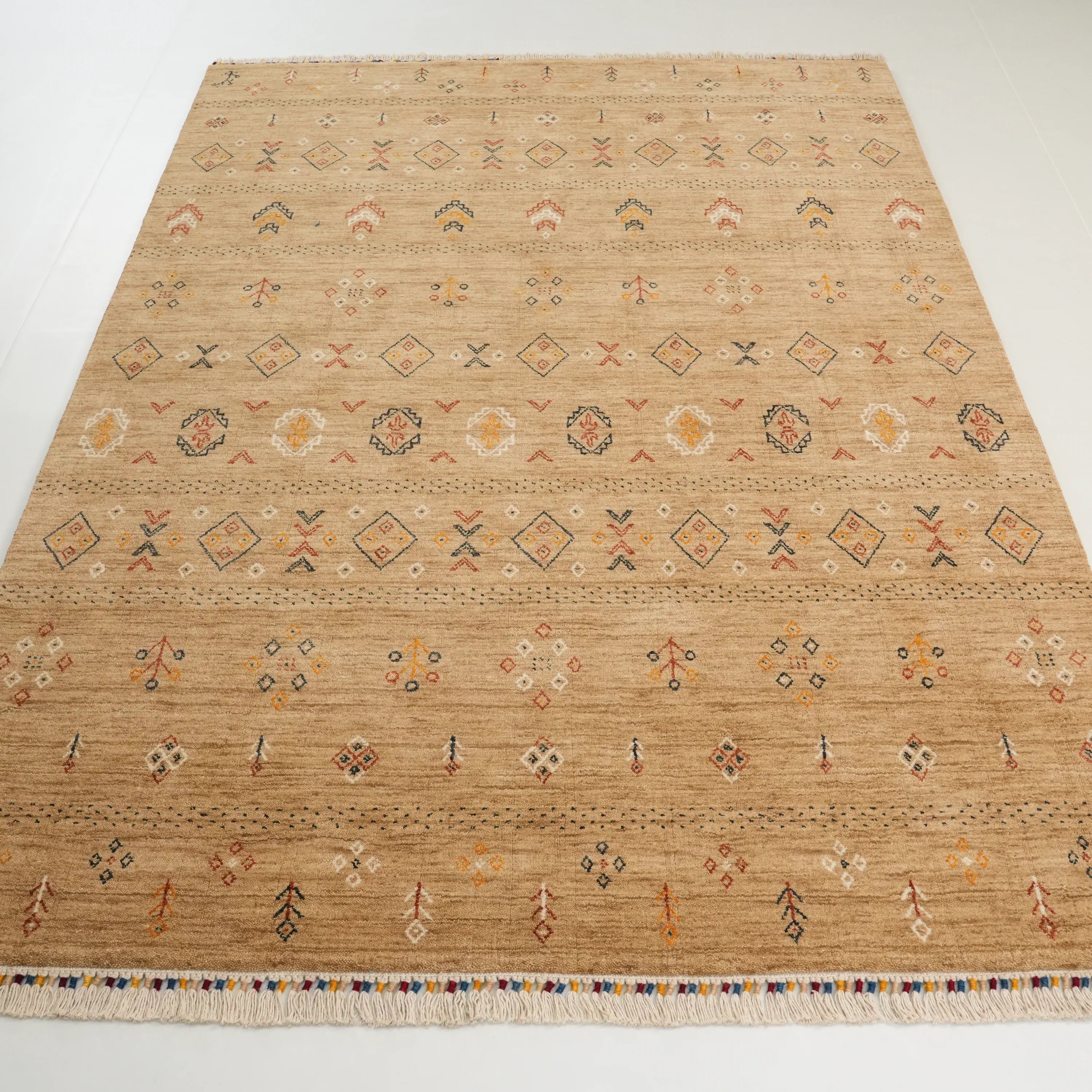 Urkum Serisi Otantik Desenli Bej Yün Tezgah Dokuma Halı