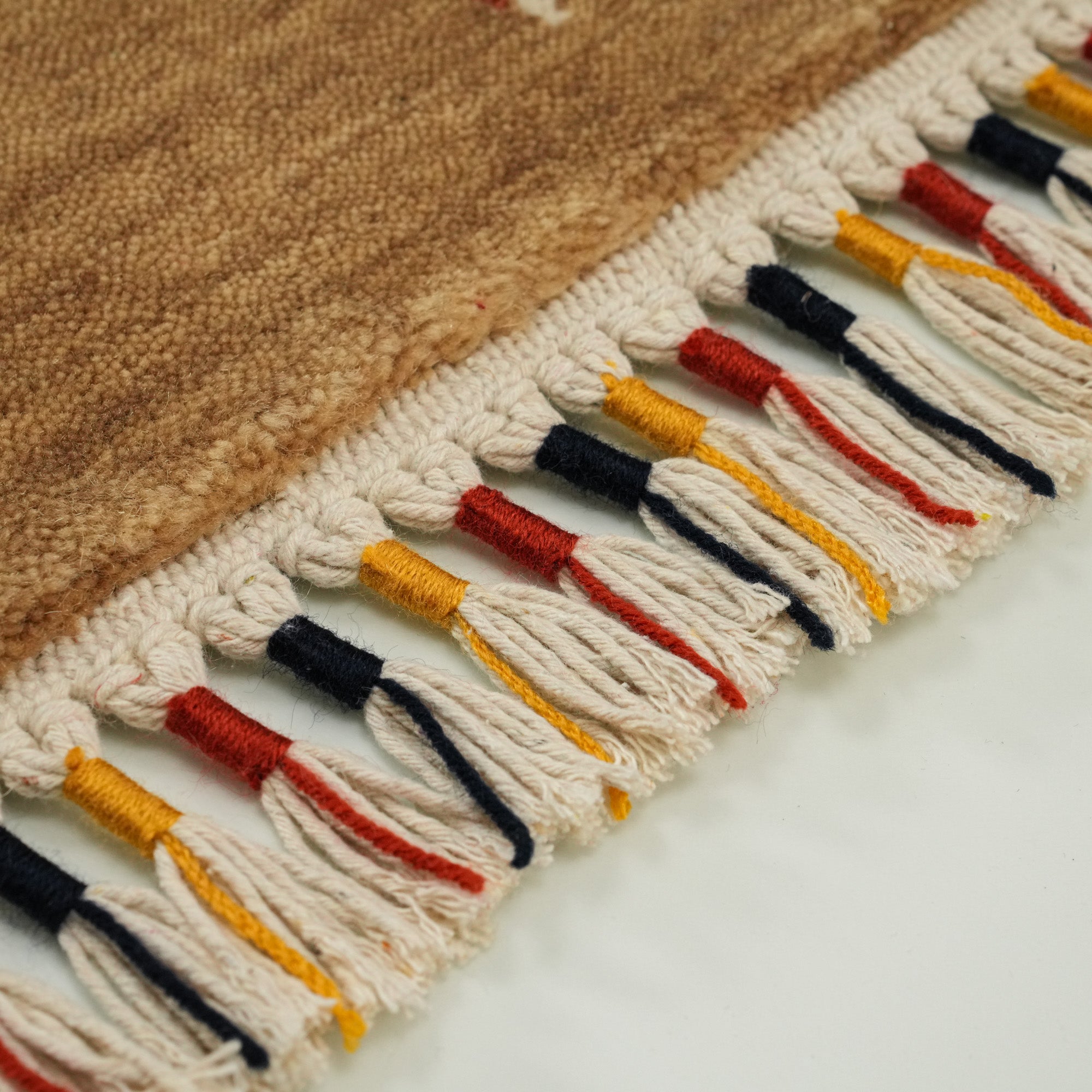 Urkum Serisi Otantik Desenli Bej Yün Tezgah Dokuma Halı