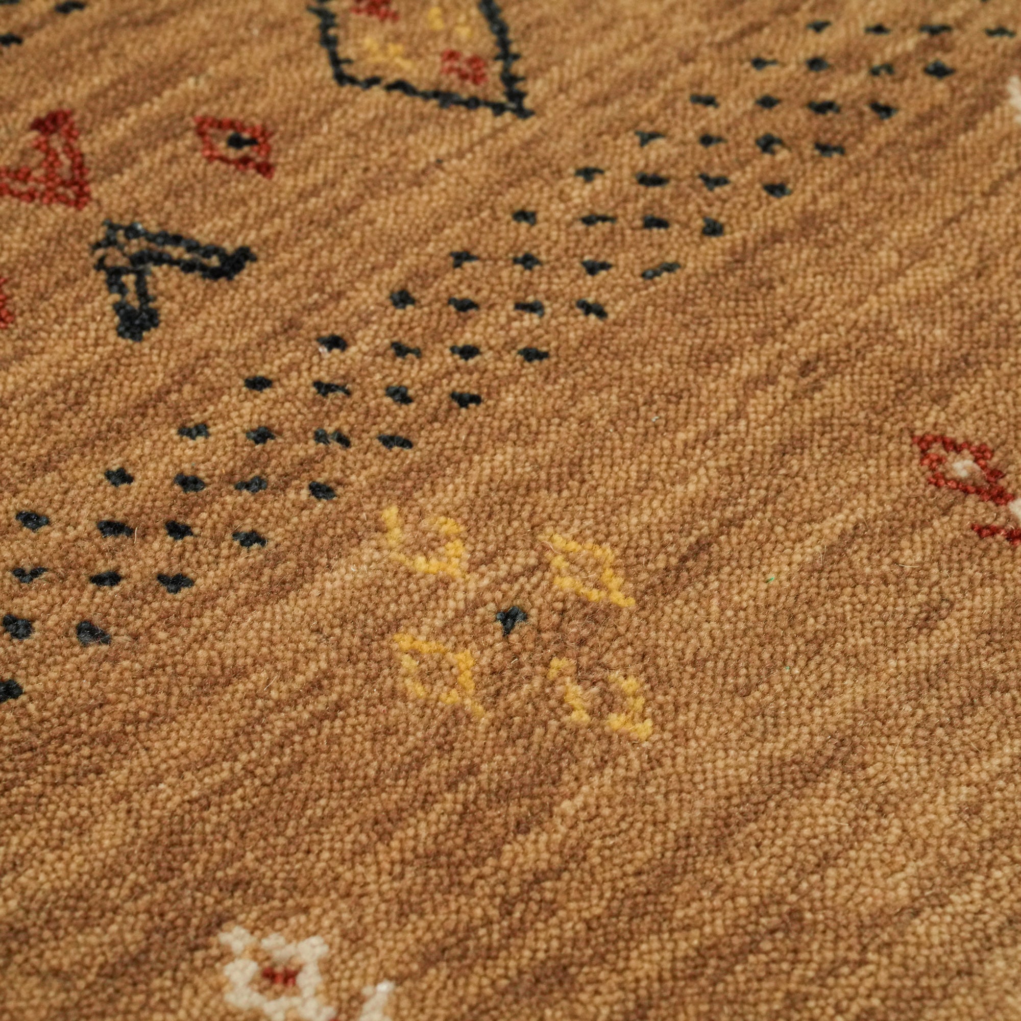 Urkum Serisi Otantik Desenli Bej Yün Tezgah Dokuma Halı