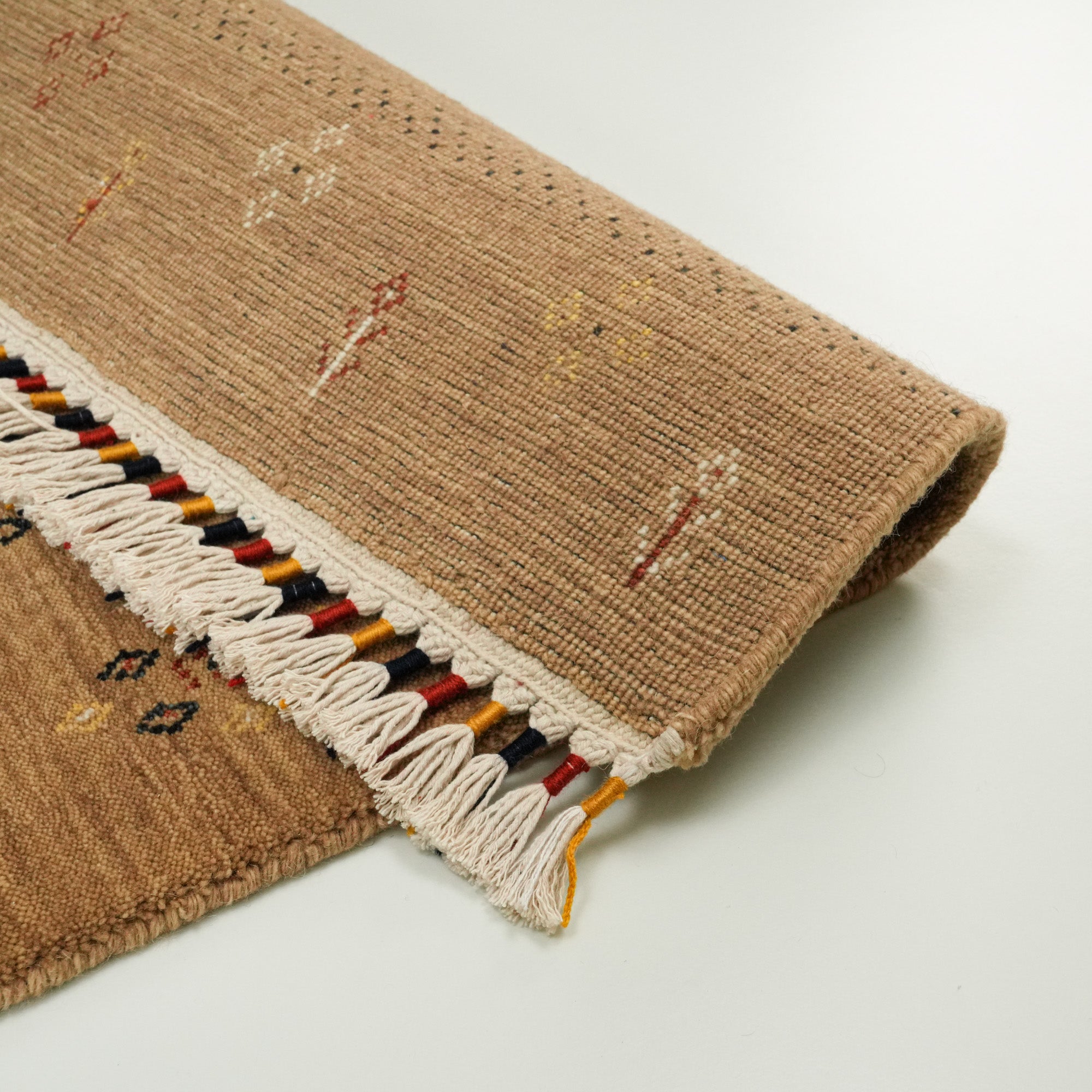 Urkum Serisi Otantik Desenli Bej Yün Tezgah Dokuma Halı