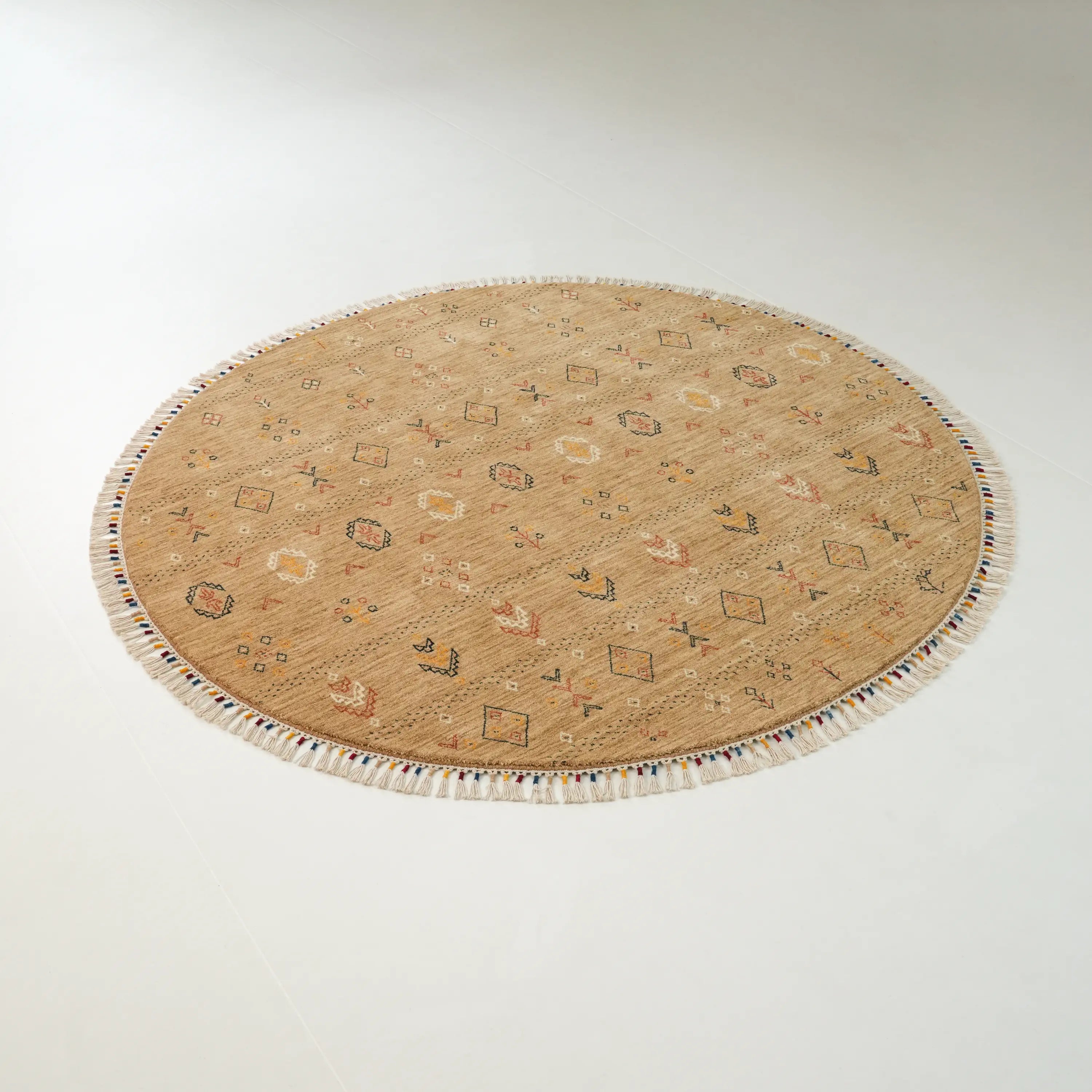 Urkum Serisi Otantik Desenli Bej Yün Tezgah Dokuma Yuvarlak Halı