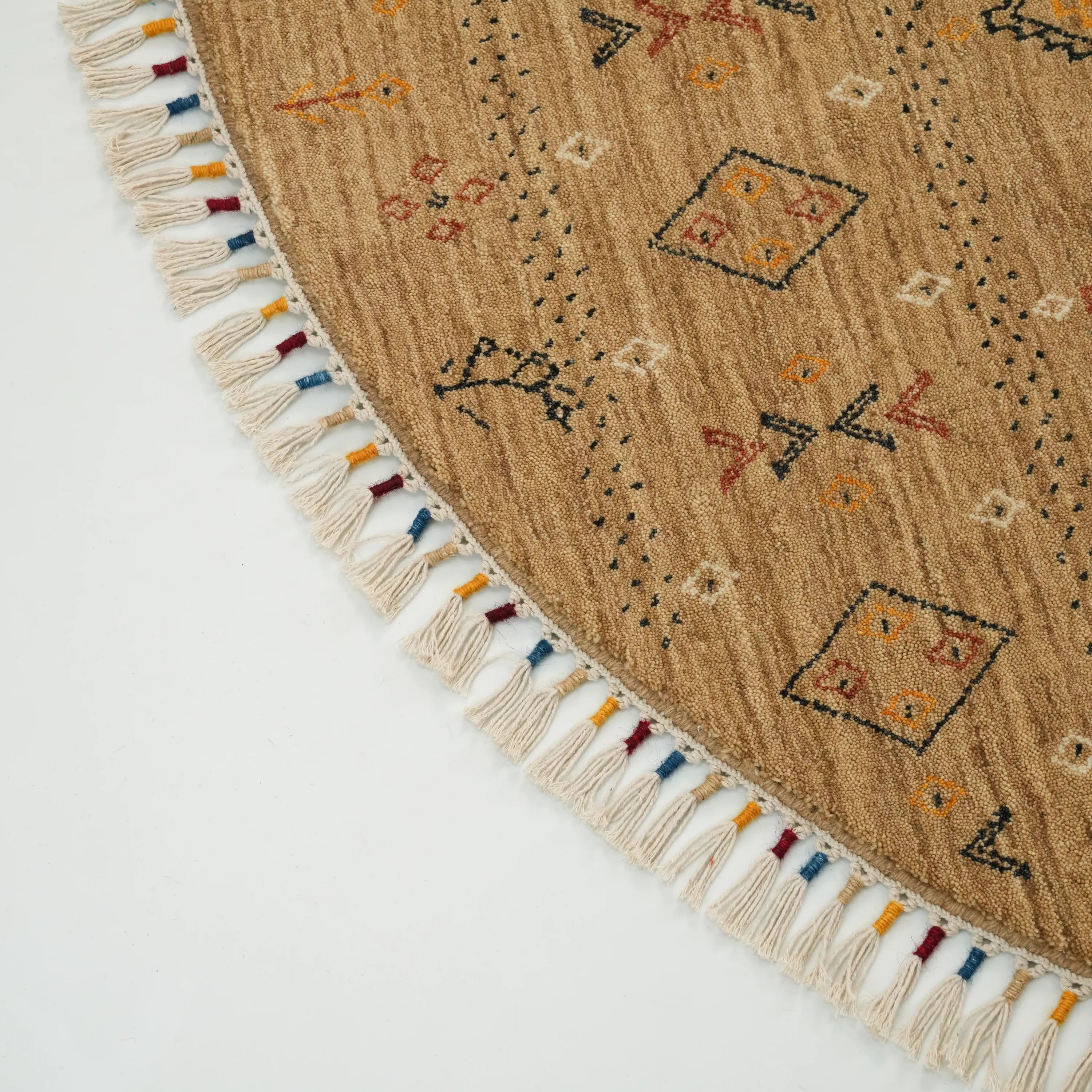 Urkum Serisi Otantik Desenli Bej Yün Tezgah Dokuma Yuvarlak Halı