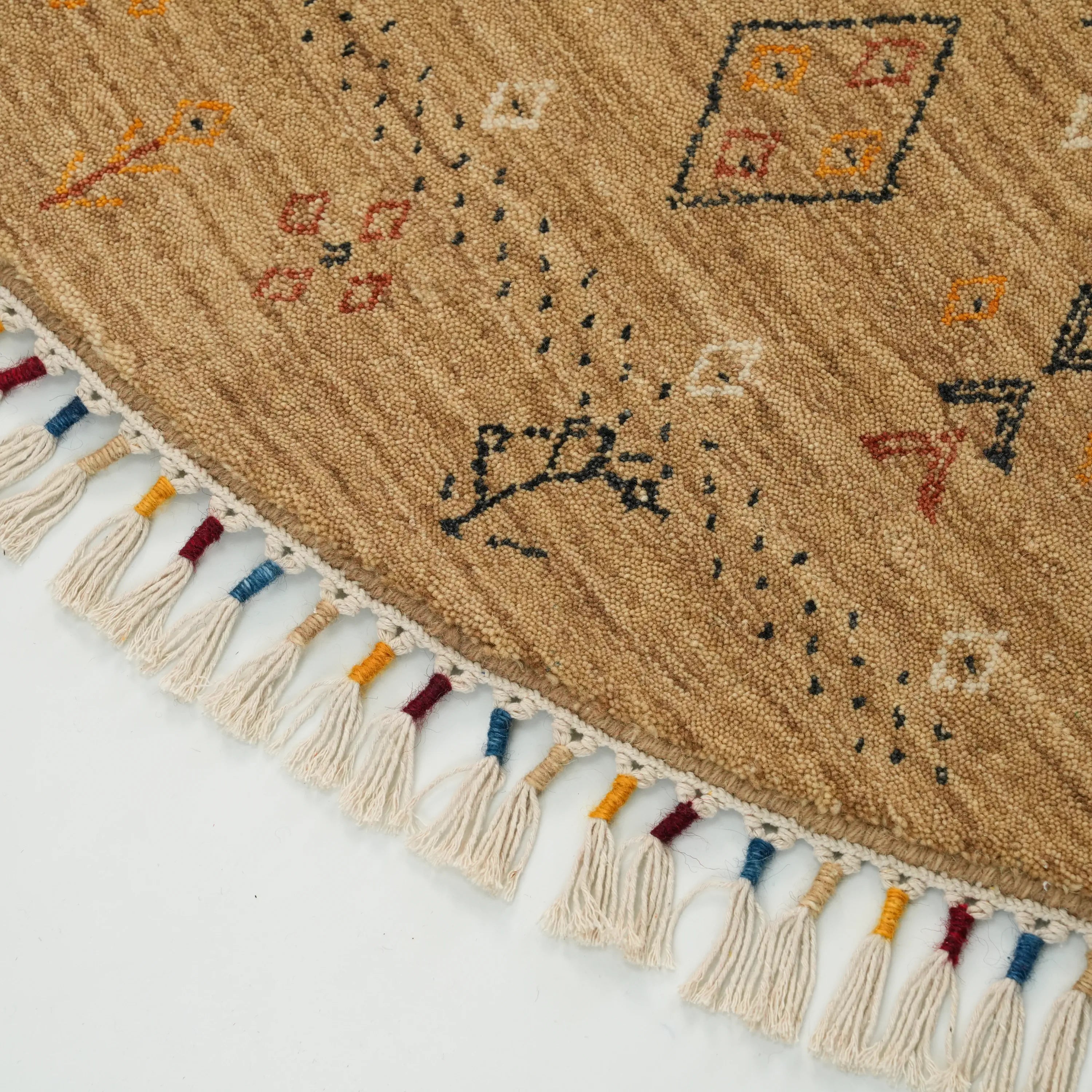 Urkum Serisi Otantik Desenli Bej Yün Tezgah Dokuma Yuvarlak Halı