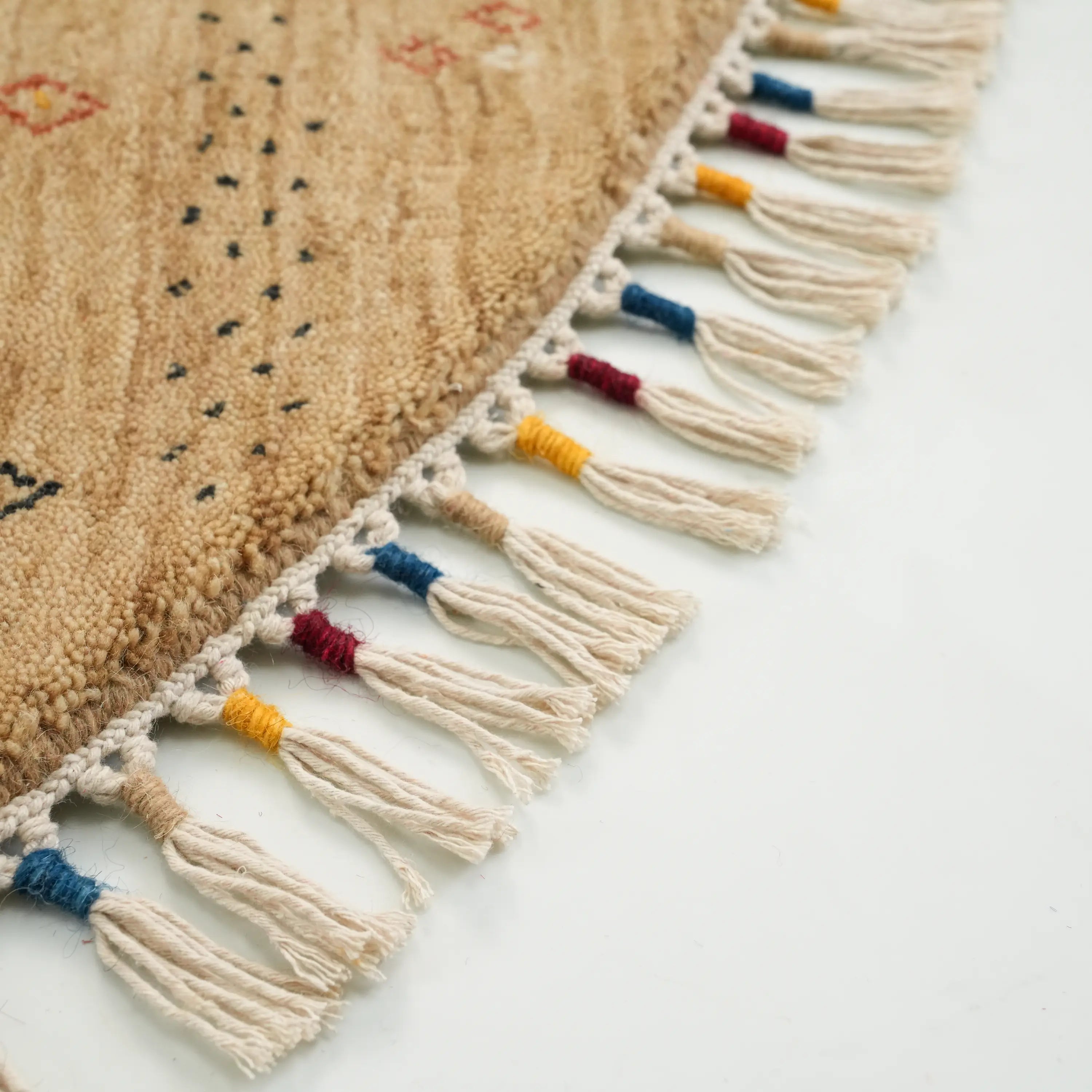 Urkum Serisi Otantik Desenli Bej Yün Tezgah Dokuma Yuvarlak Halı