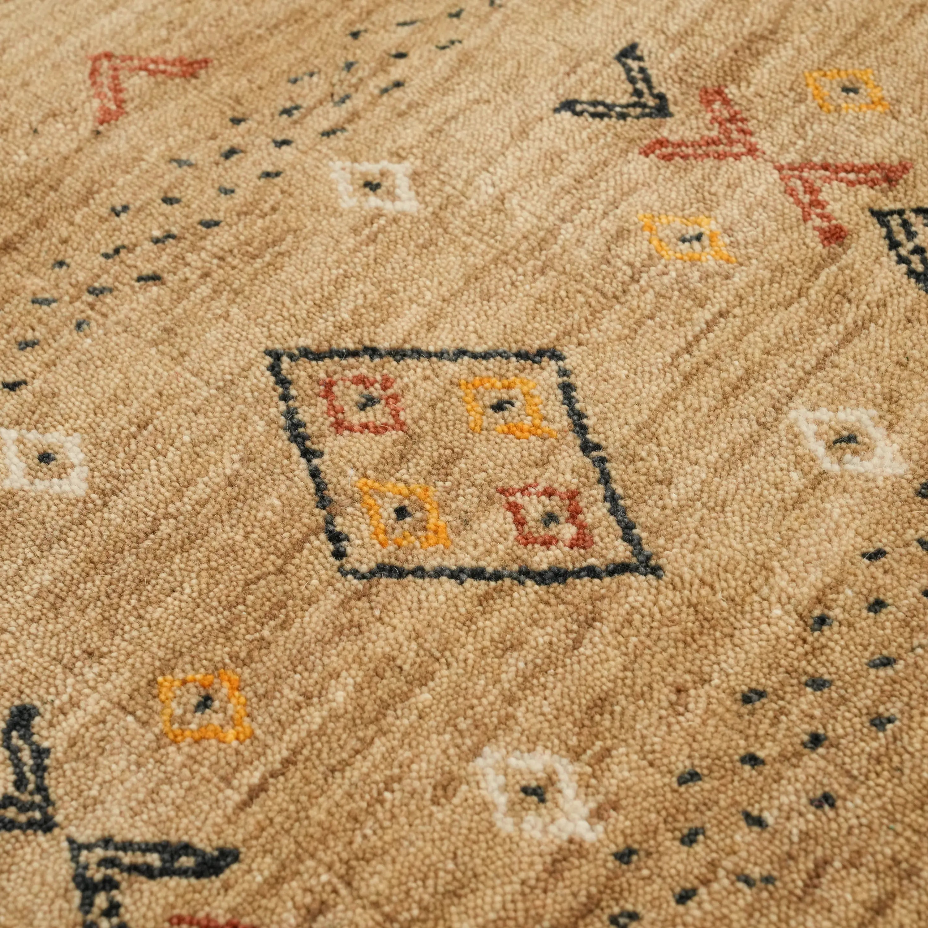 Urkum Serisi Otantik Desenli Bej Yün Tezgah Dokuma Yuvarlak Halı