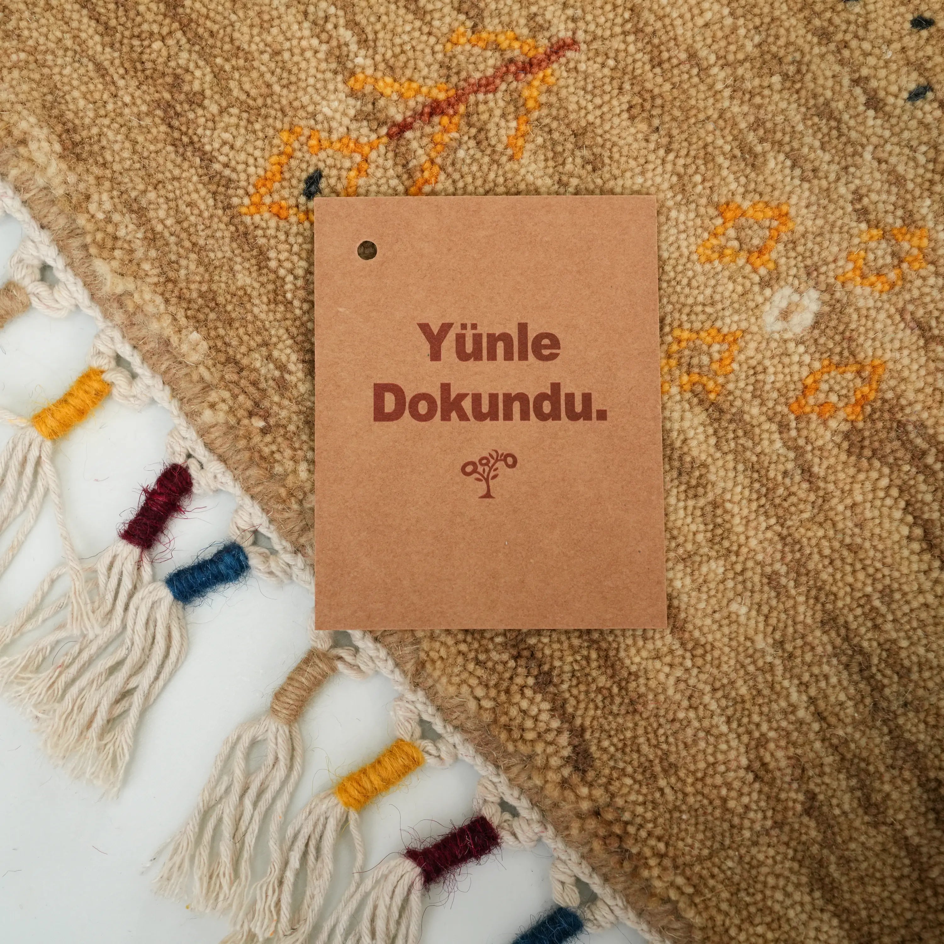 Urkum Serisi Otantik Desenli Bej Yün Tezgah Dokuma Yuvarlak Halı