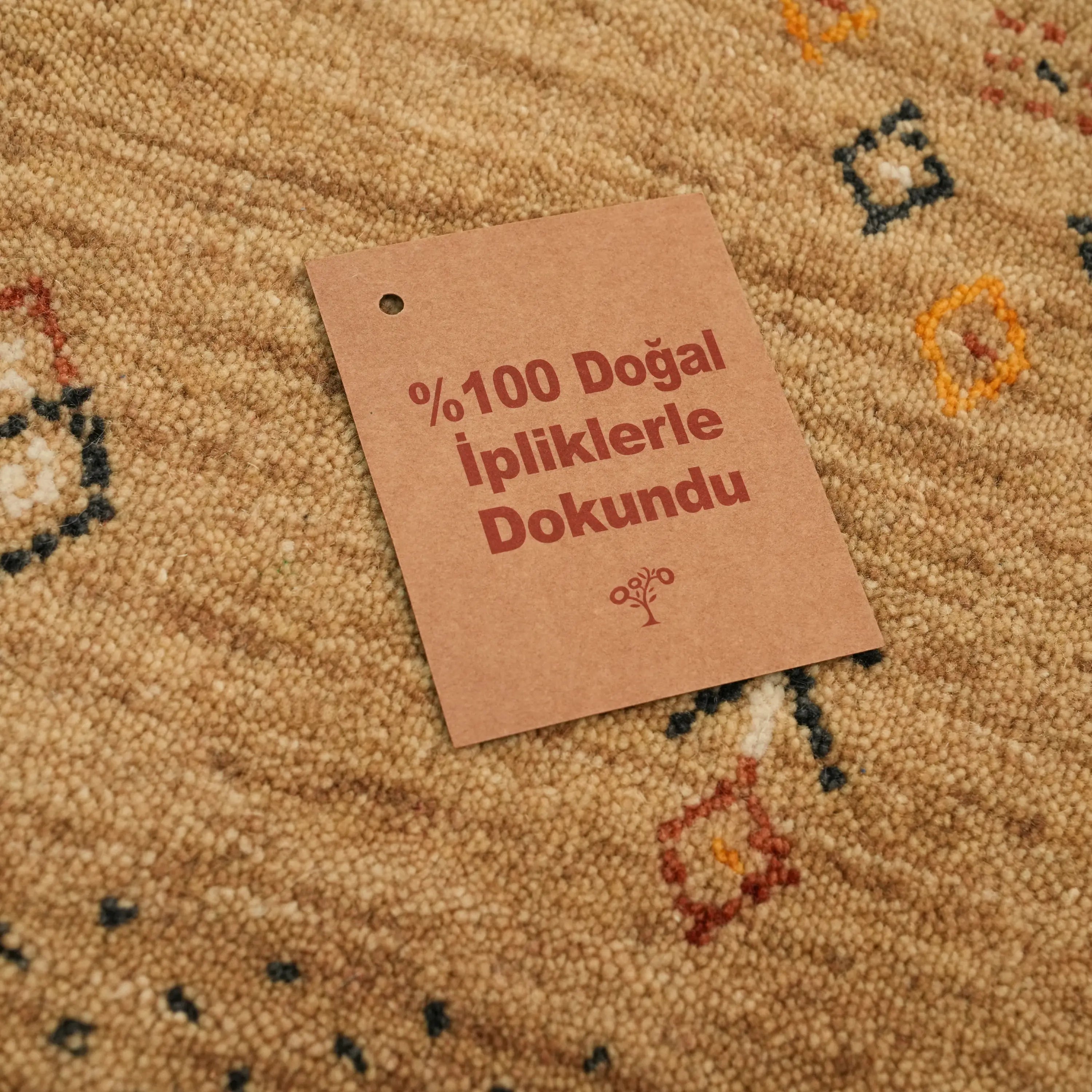 Urkum Serisi Otantik Desenli Bej Yün Tezgah Dokuma Yuvarlak Halı