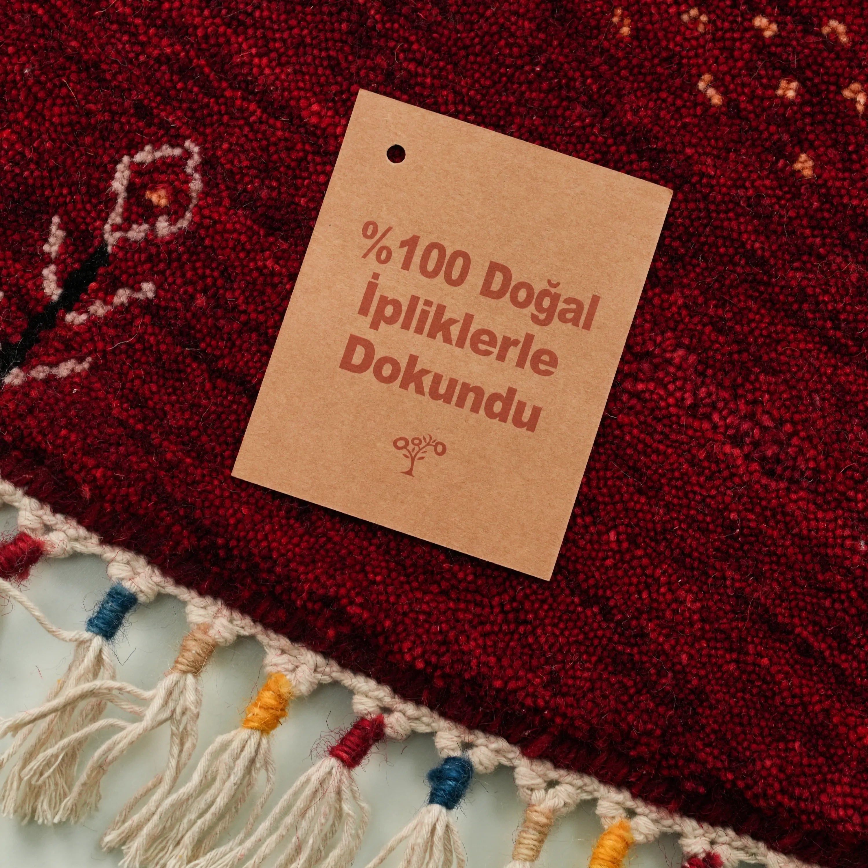 Urkum Serisi Otantik Desenli Kırmızı Yün Tezgah Dokuma Yuvarlak Halı