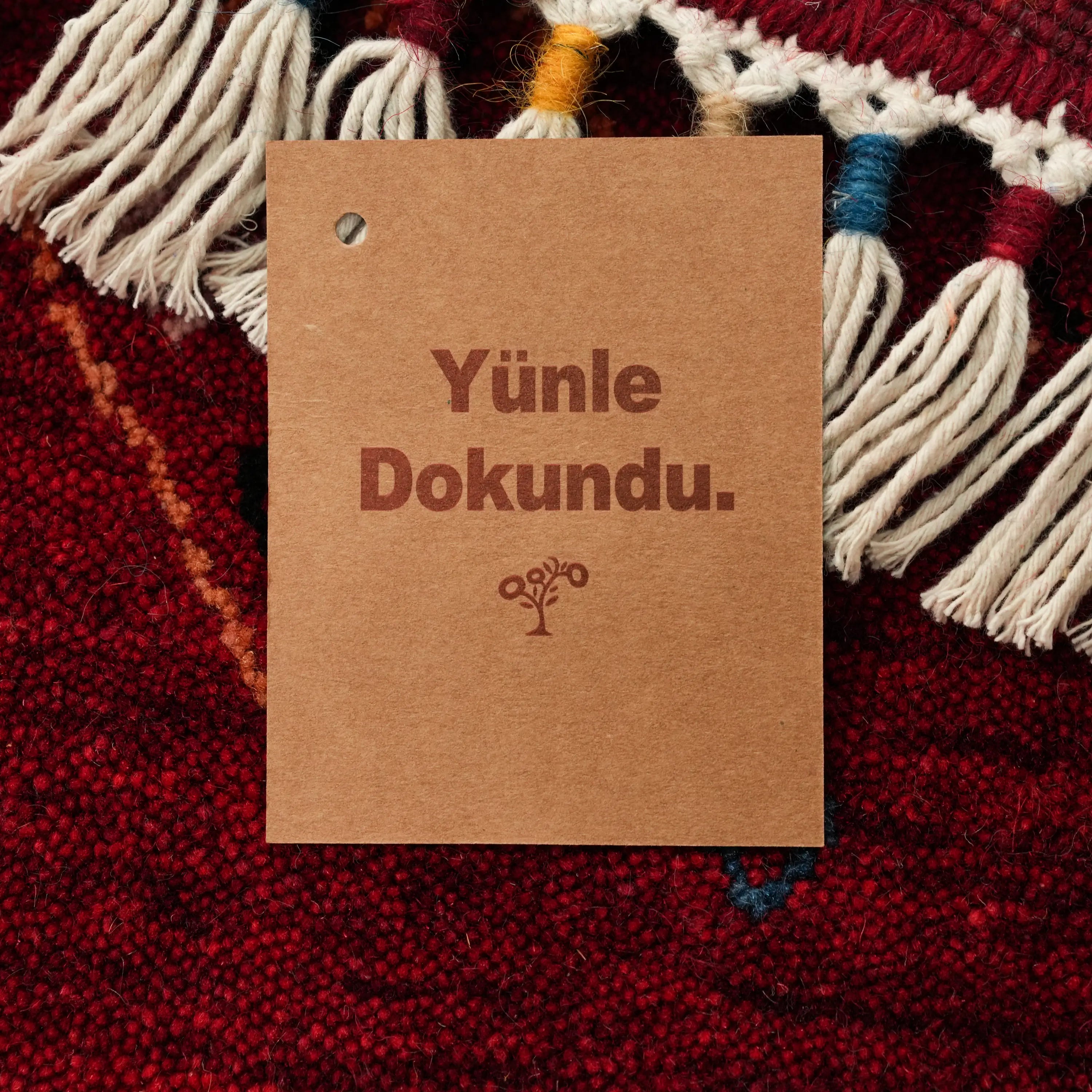 Urkum Serisi Otantik Desenli Kırmızı Yün Tezgah Dokuma Yuvarlak Halı