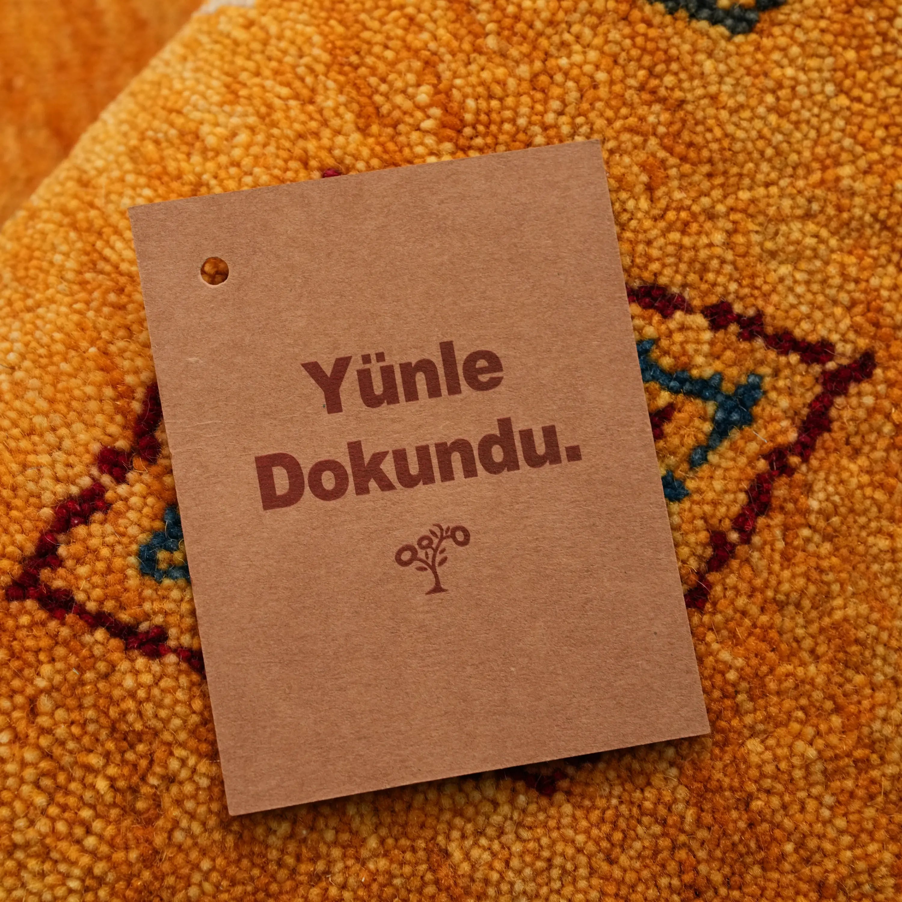 Urkum Serisi Otantik Desenli Sarı Yün Tezgah Dokuma Yuvarlak Halı