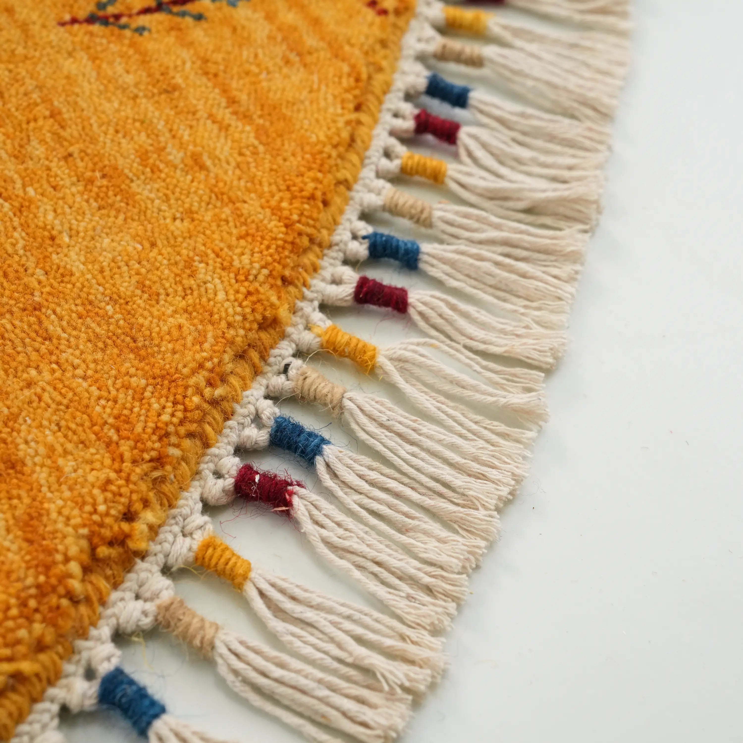 Urkum Serisi Otantik Desenli Sarı Yün Tezgah Dokuma Yuvarlak Halı