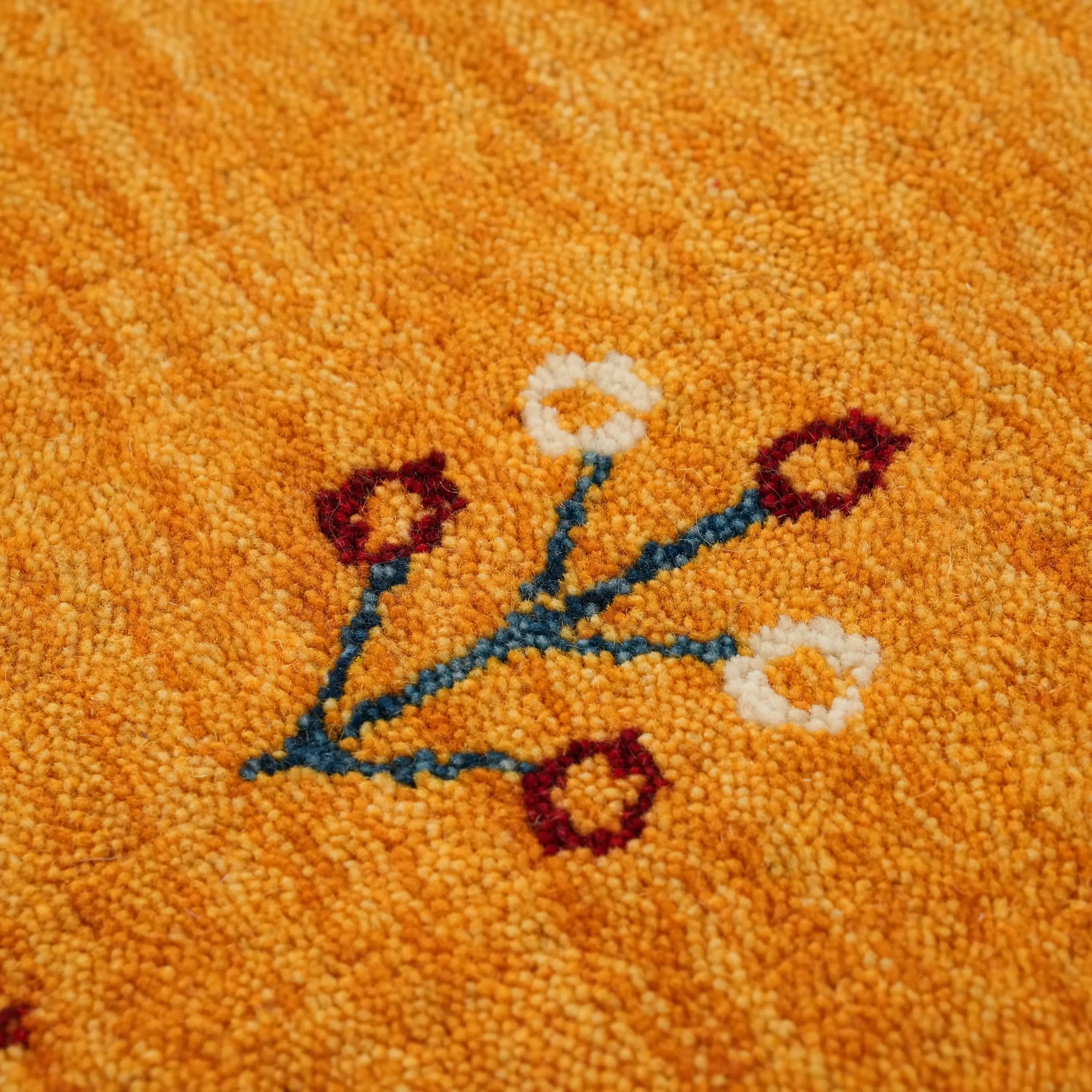 Urkum Serisi Otantik Desenli Sarı Yün Tezgah Dokuma Yuvarlak Halı