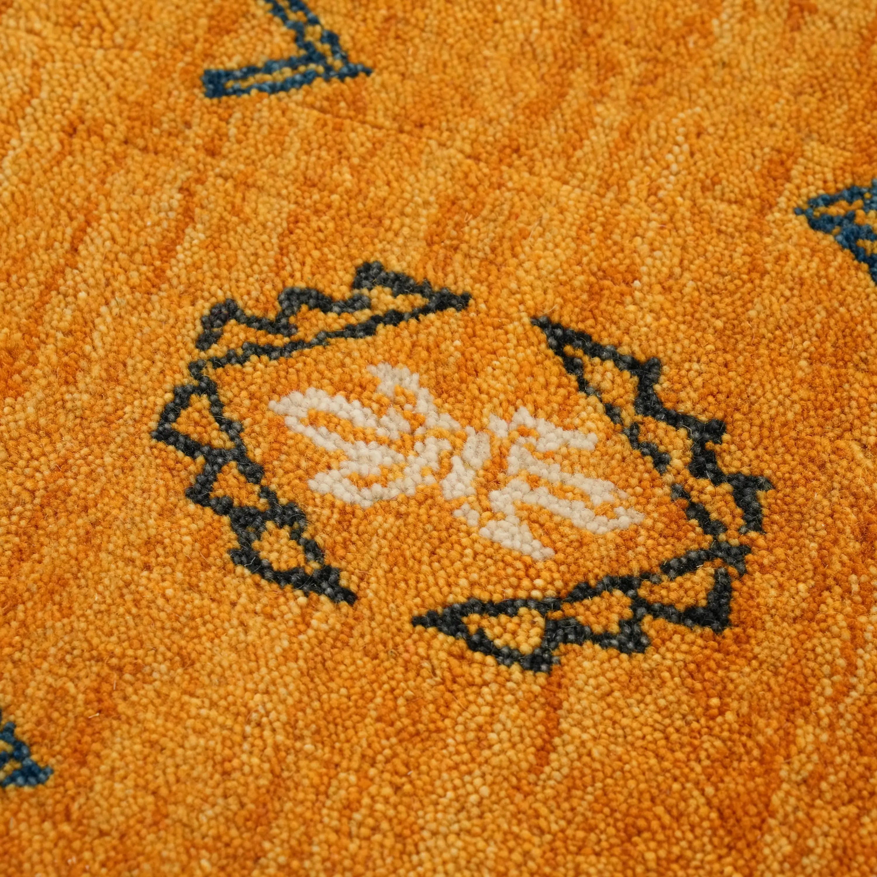 Urkum Serisi Otantik Desenli Sarı Yün Tezgah Dokuma Yuvarlak Halı