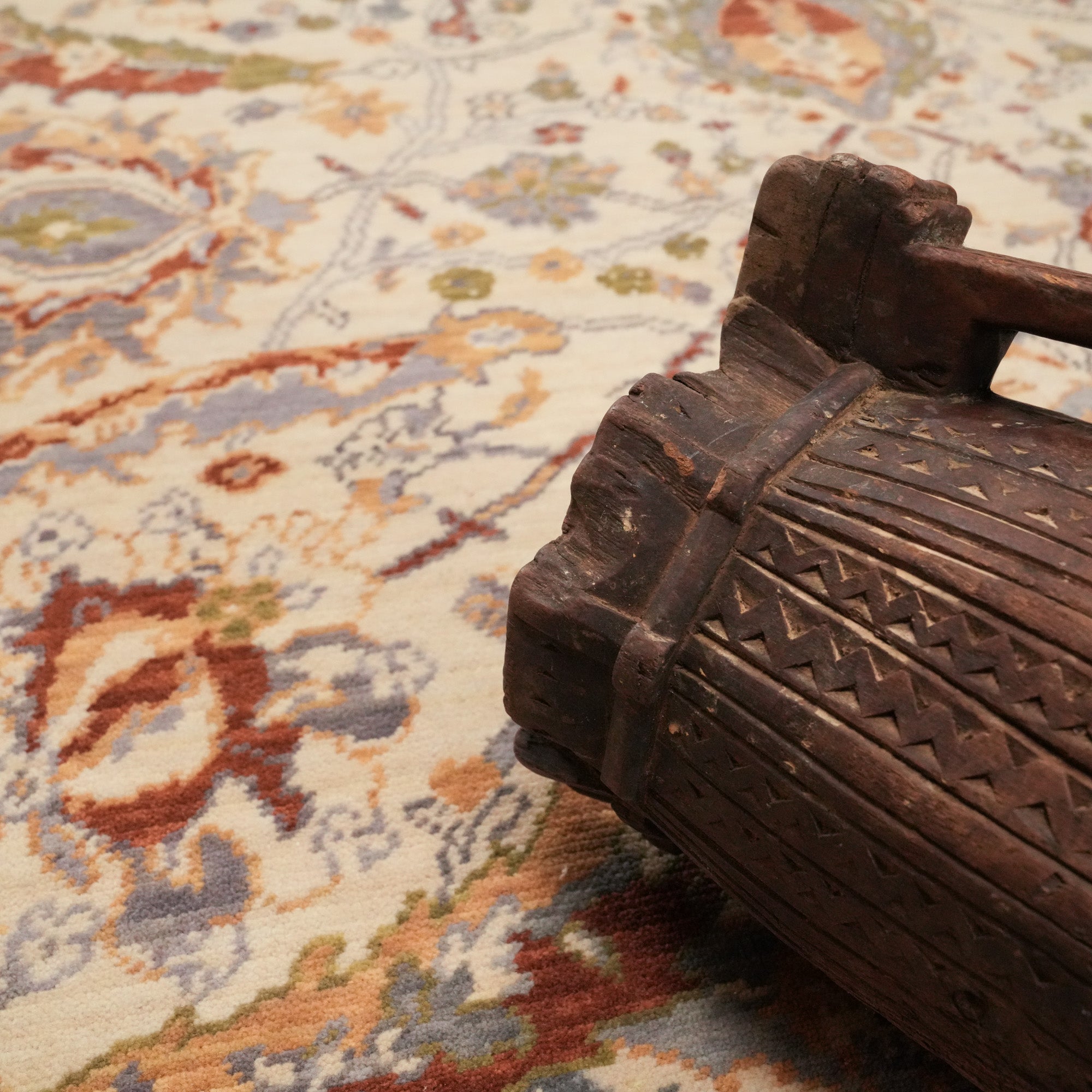 Tempus Serisi Uşak Desenli Bej Vizon Yün Tezgah Dokuma Halı