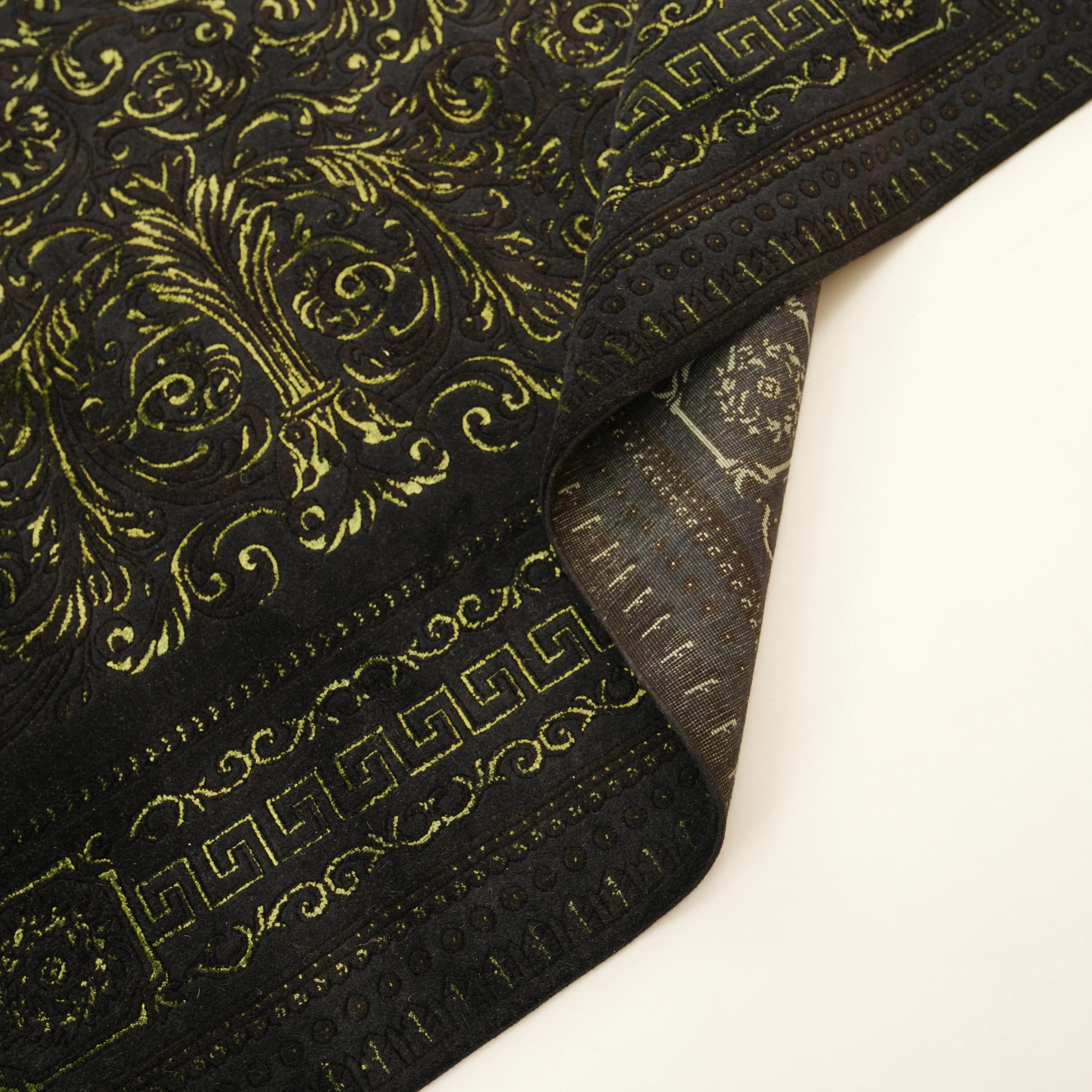 Versace Serisi İpekli El Dokuma Versace Desenli Siyah Halı — doğal elyaf