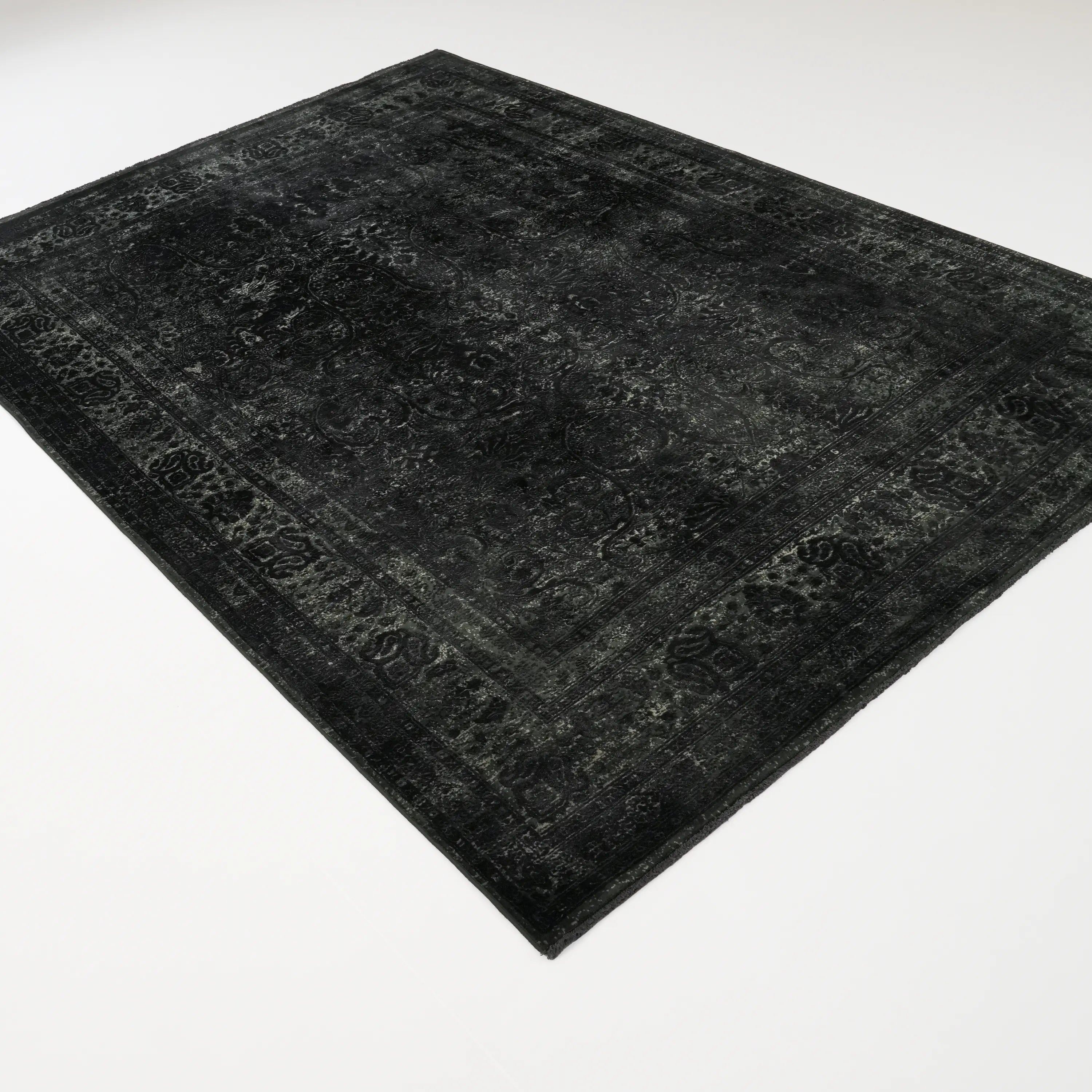 Vintage Desenli Siyah Viskon Halı
