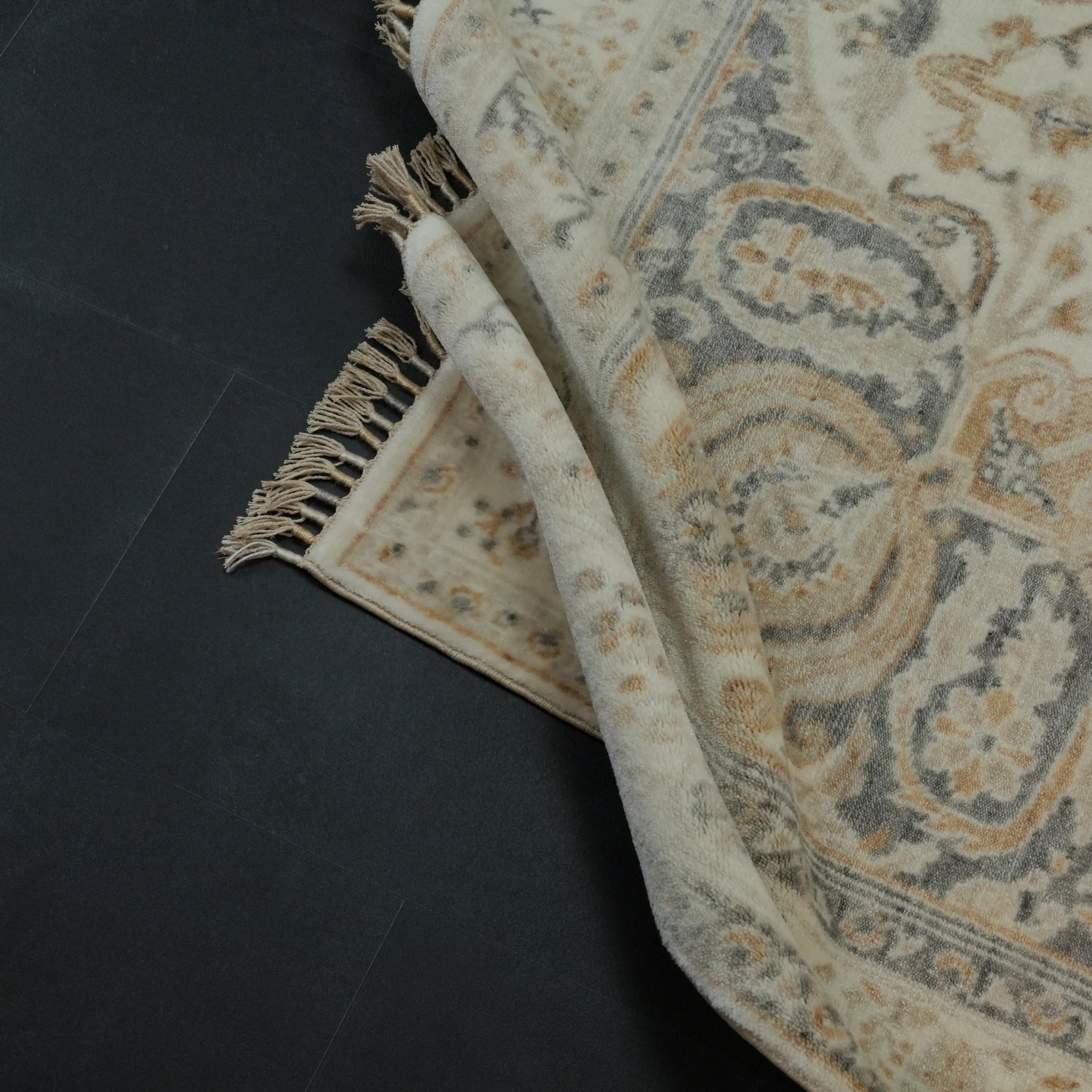 Zade Serisi Madalyon Desenli Krem Tencel Tezgah Dokuma Halı