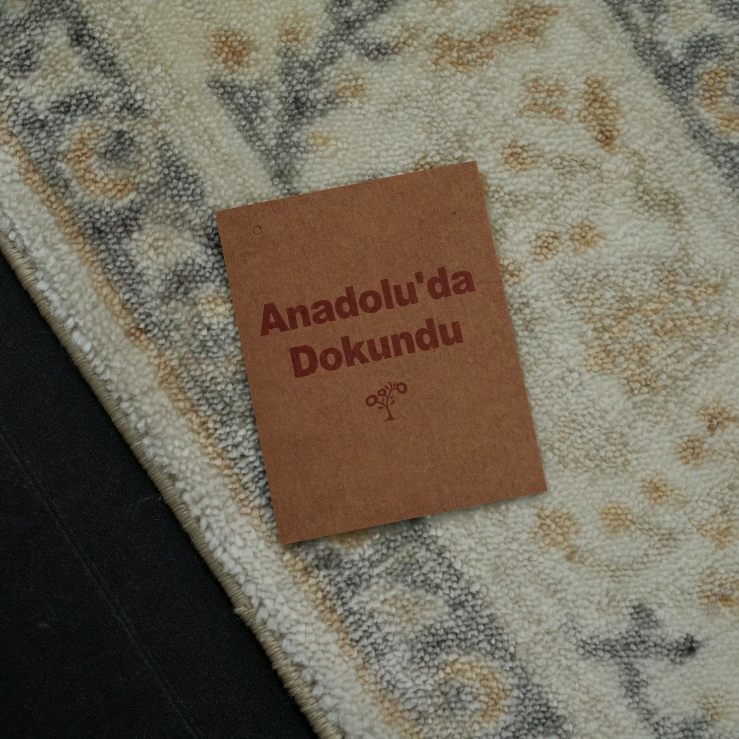 Zade Serisi Madalyon Desenli Krem Tencel Tezgah Dokuma Halı