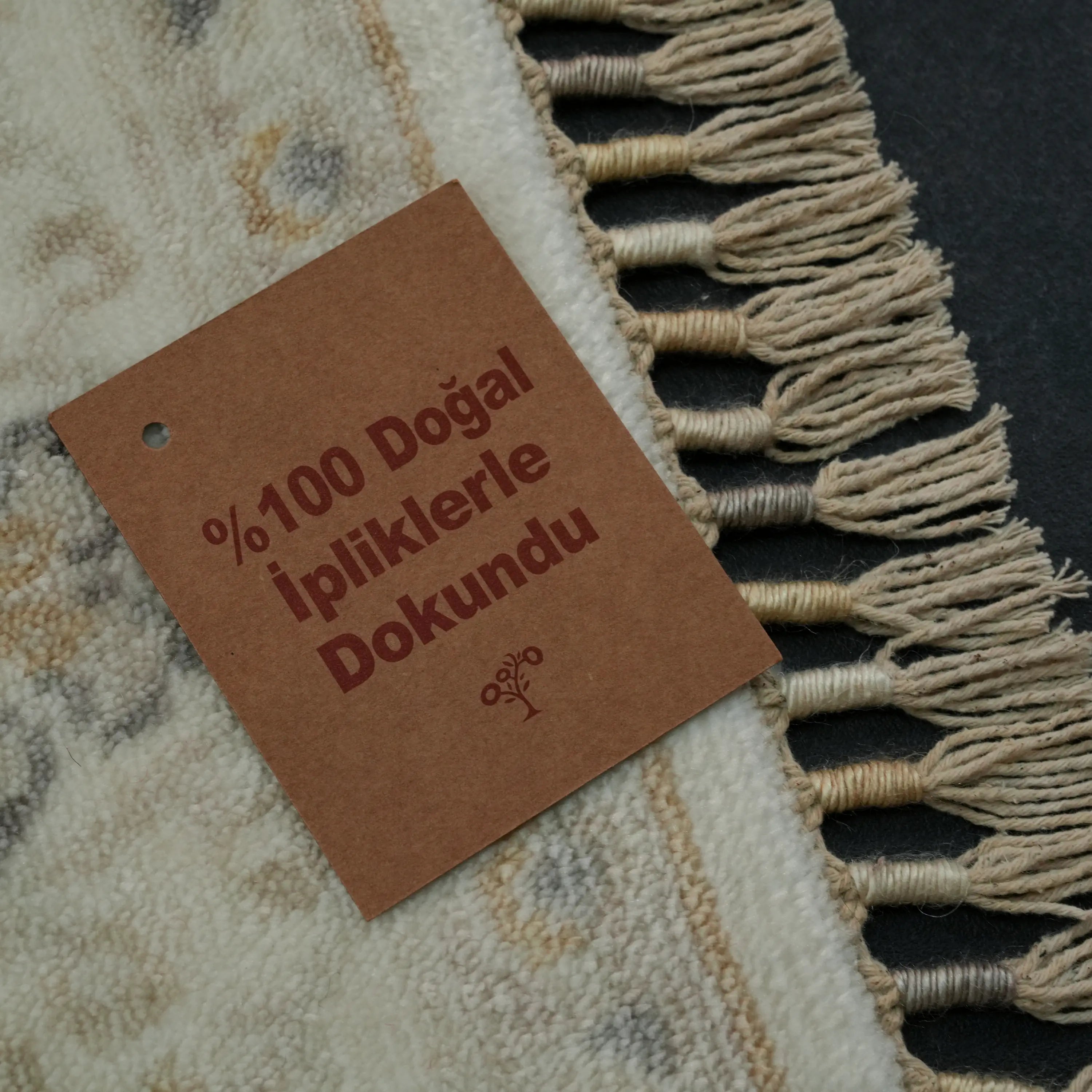 Zade Serisi Madalyon Desenli Krem Tencel Tezgah Dokuma Halı