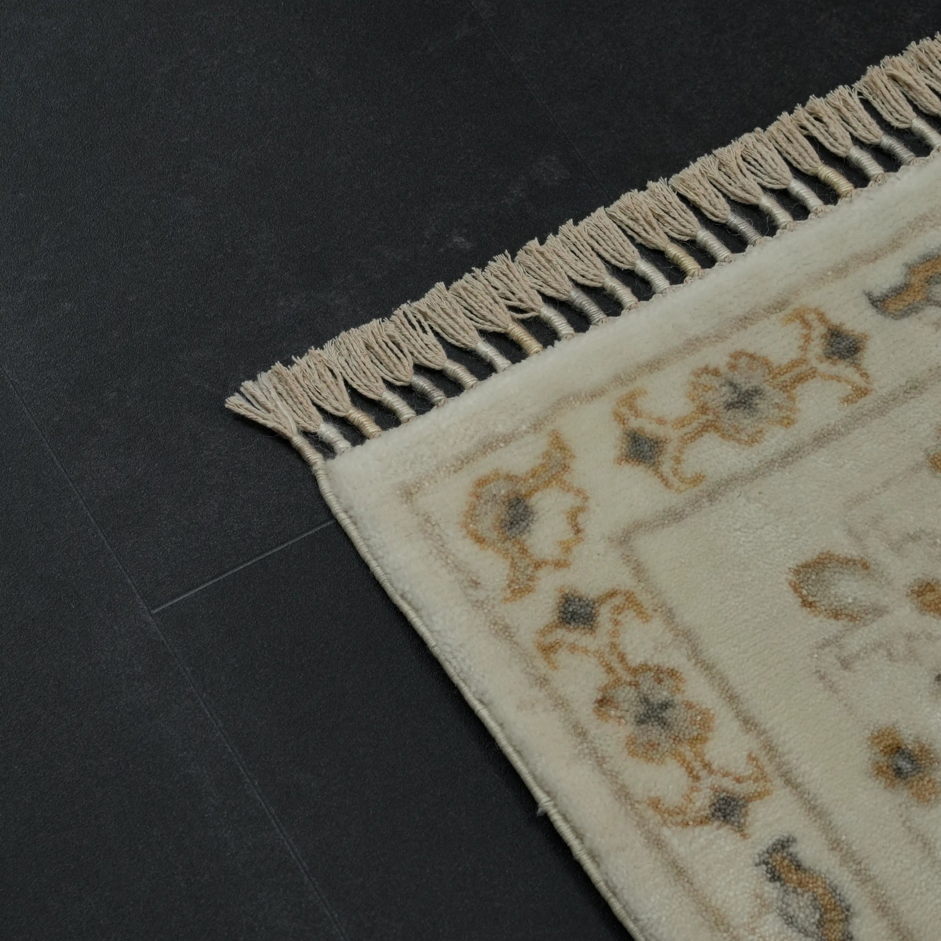 Zade Serisi Uşak Desenli Krem Tencel Tezgah Dokuma Halı