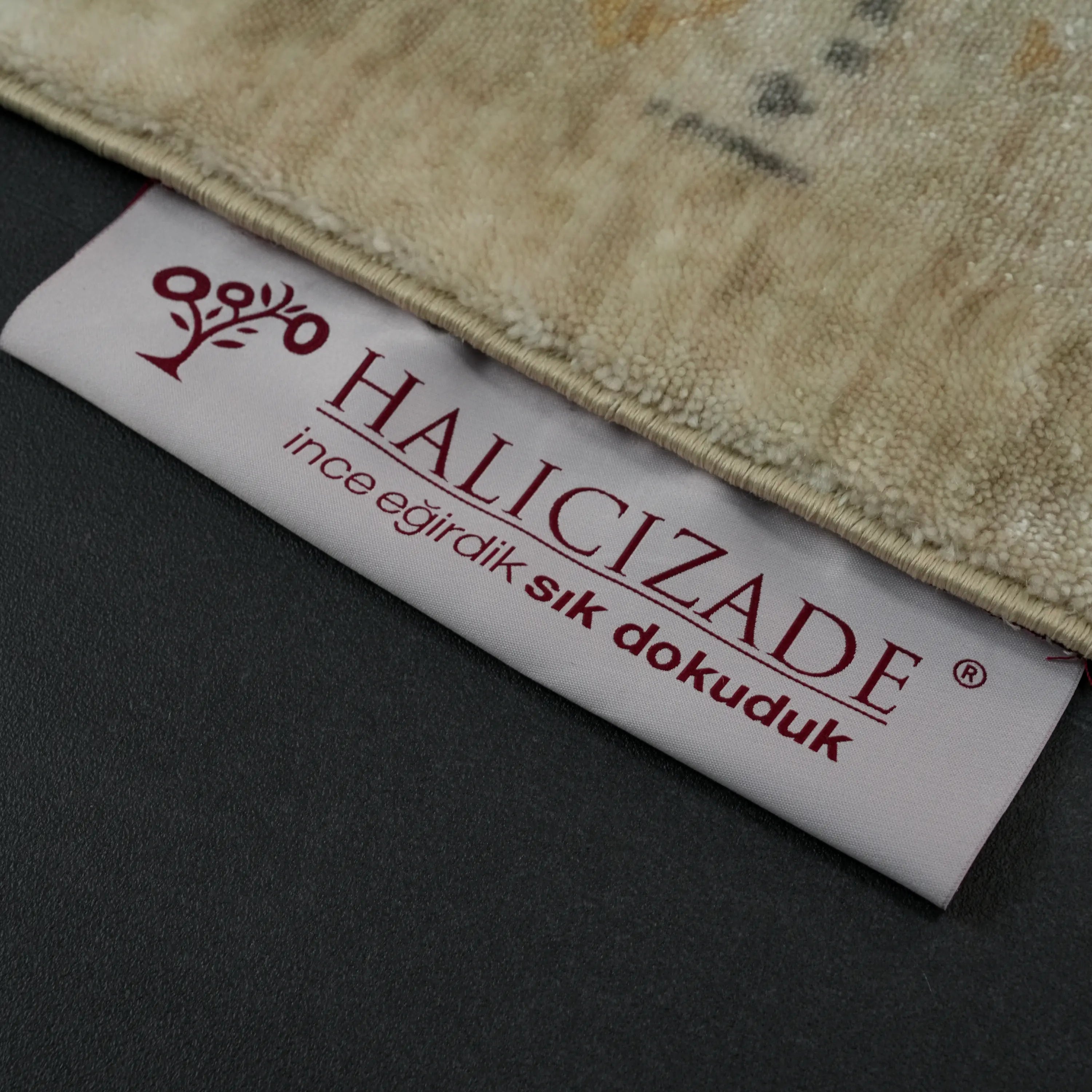 Zade Serisi Vintage Desenli Krem Tencel Tezgah Dokuma Halı