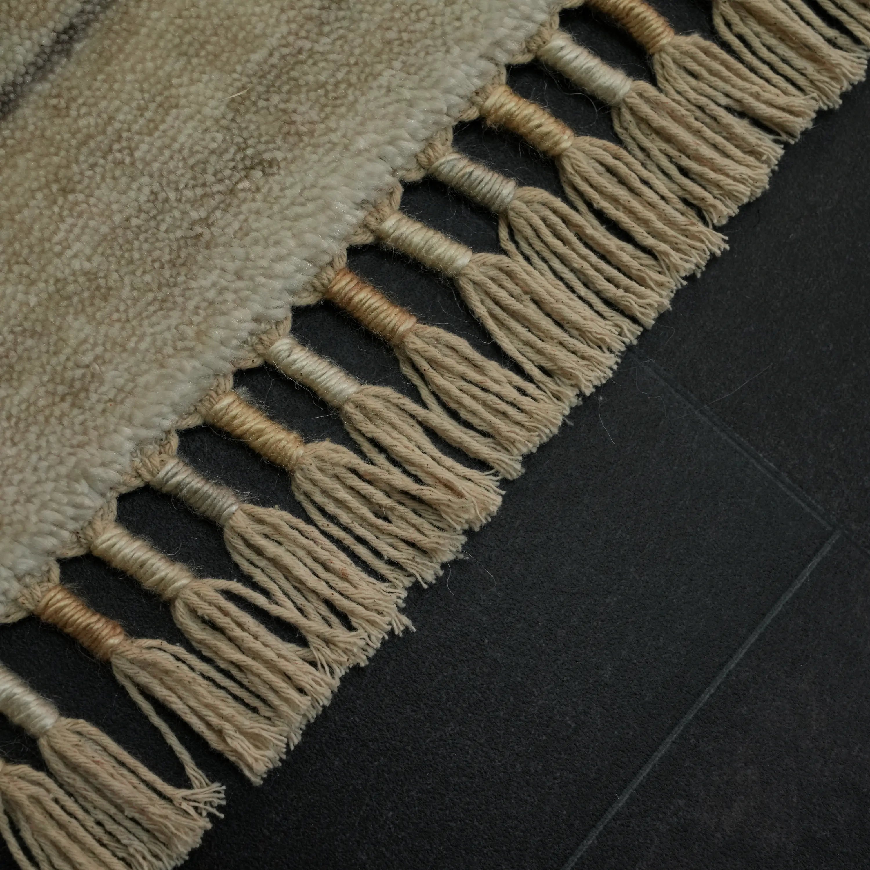 Zade Serisi Vintage Desenli Krem Tencel Tezgah Dokuma Halı