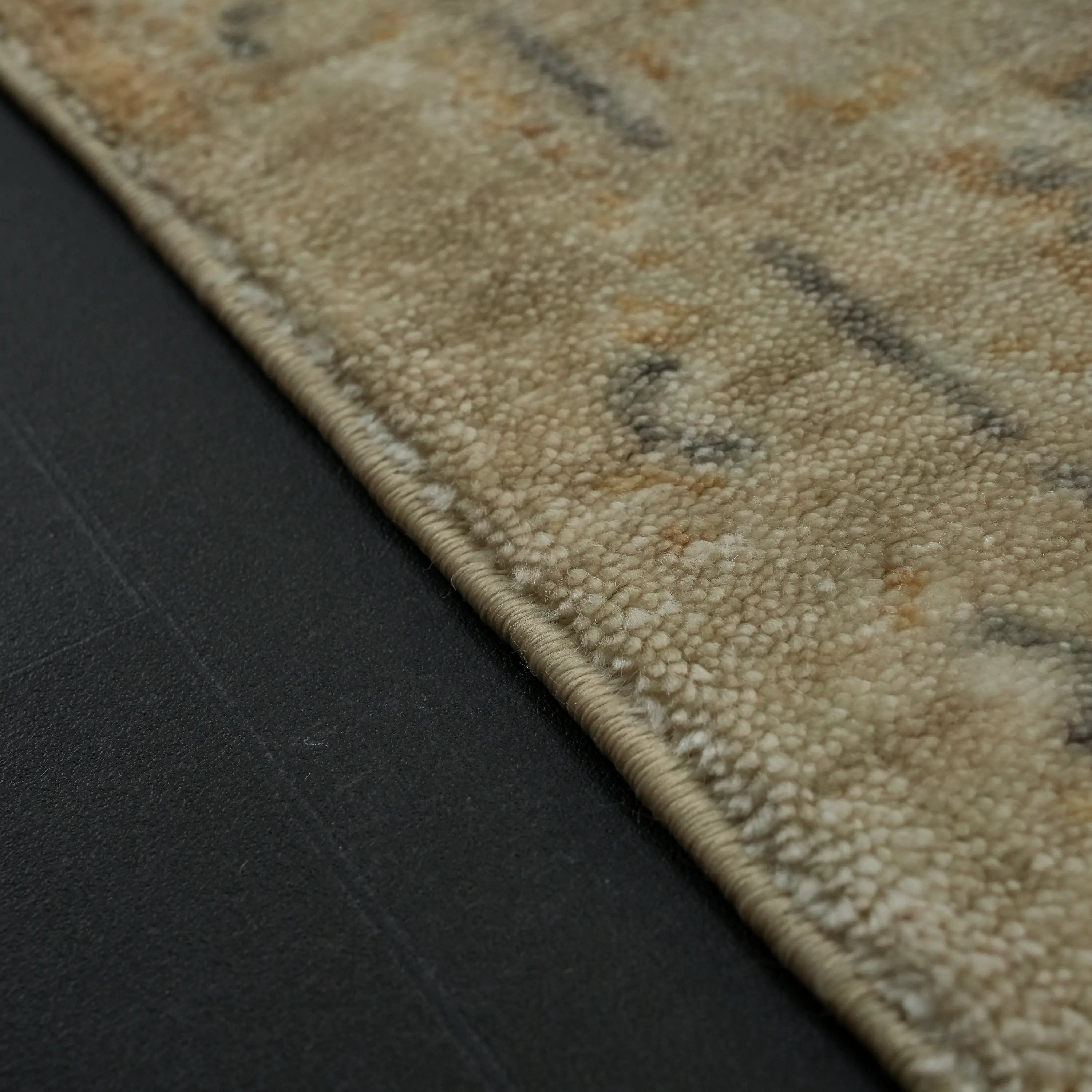 Zade Serisi Vintage Desenli Krem Tencel Tezgah Dokuma Halı