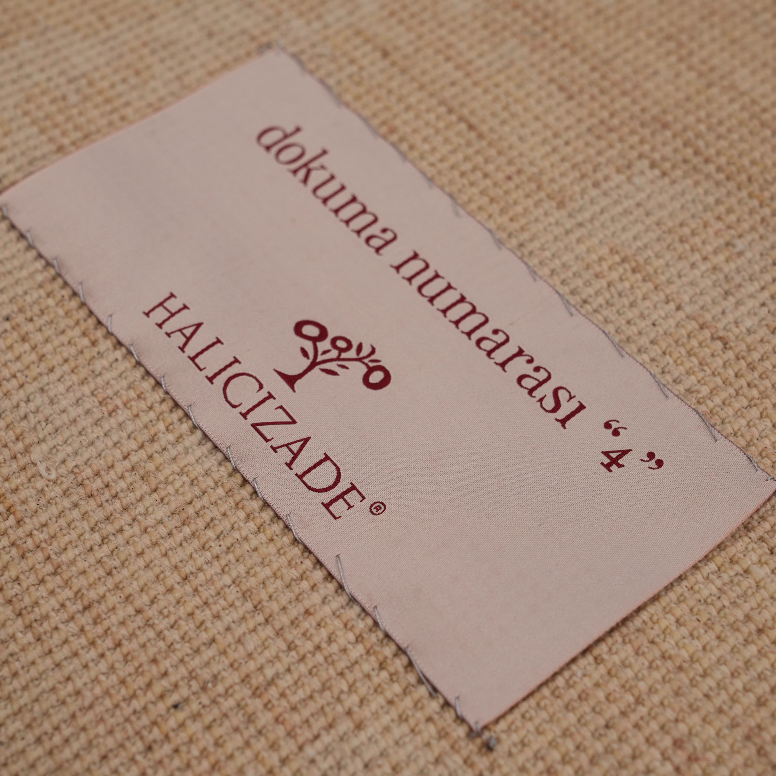 Zima Serisi Soyut Desenli Bej Doğal Tencel Tezgah Dokuma Halı