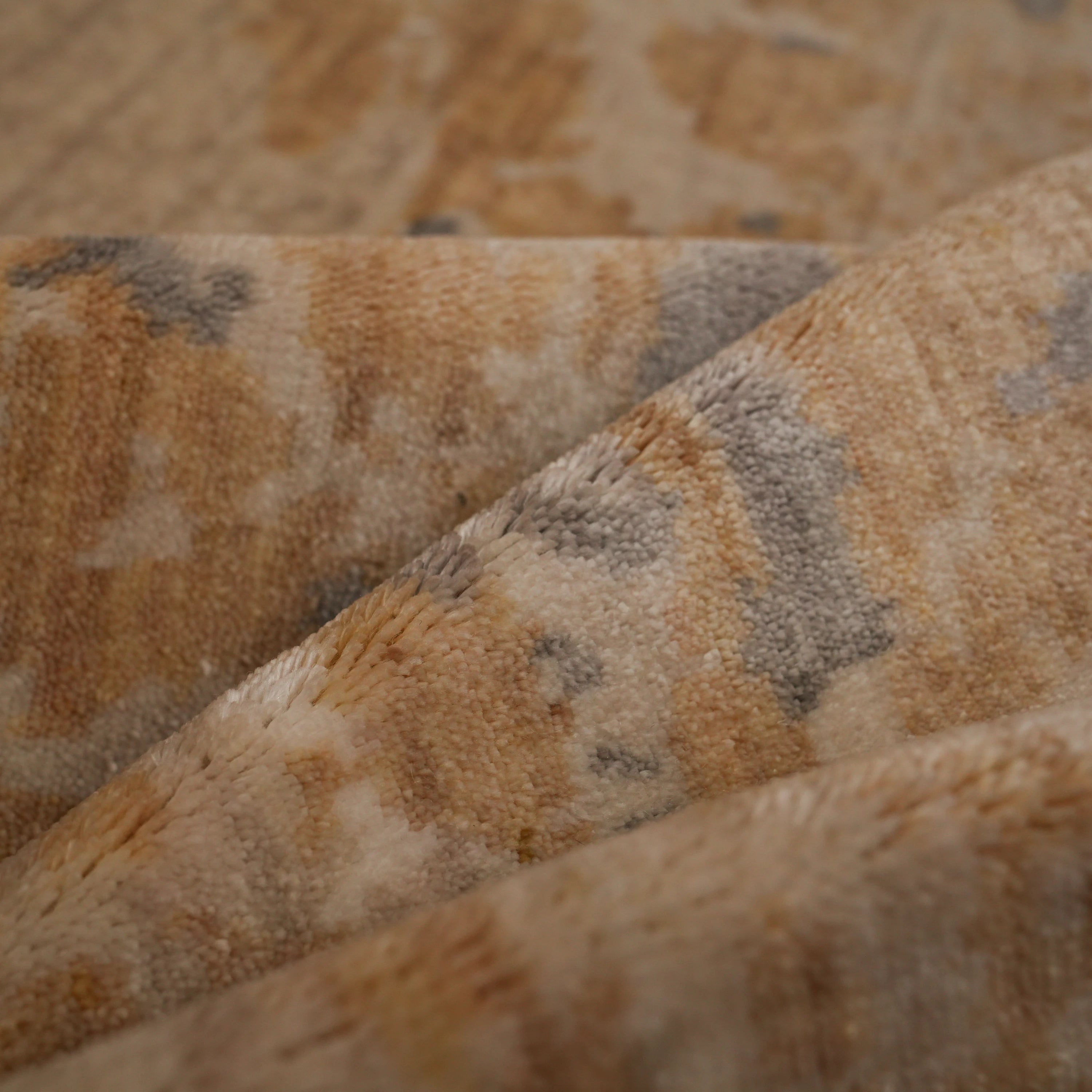 Zima Serisi Soyut Desenli Bej Doğal Tencel Tezgah Dokuma Halı