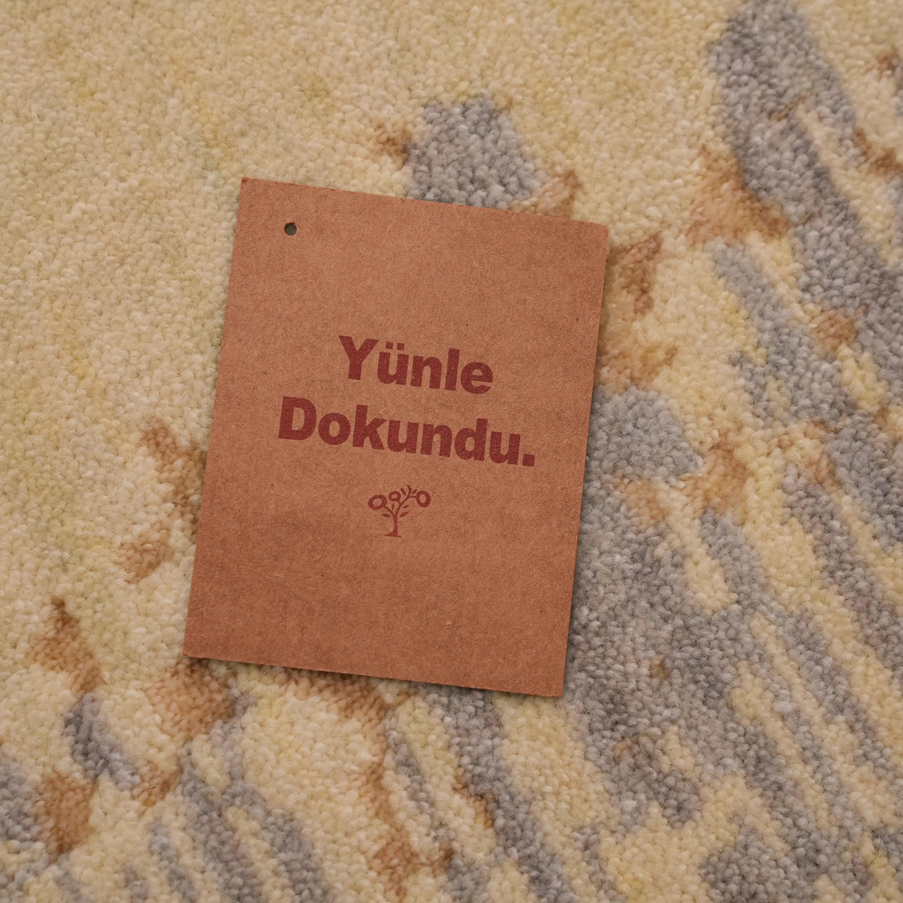 Zima Serisi Soyut Desenli Krem Tezgah Dokuma Doğal Halı