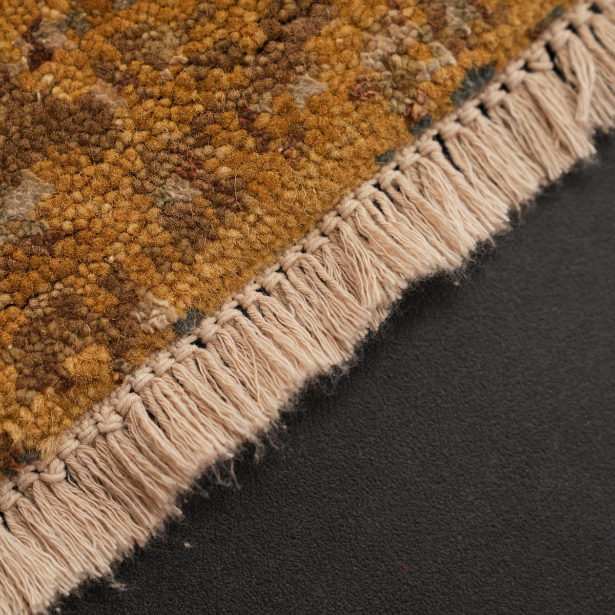 Aren Serisi El Dokuma Soyut Desenli İpekli Bej Halı