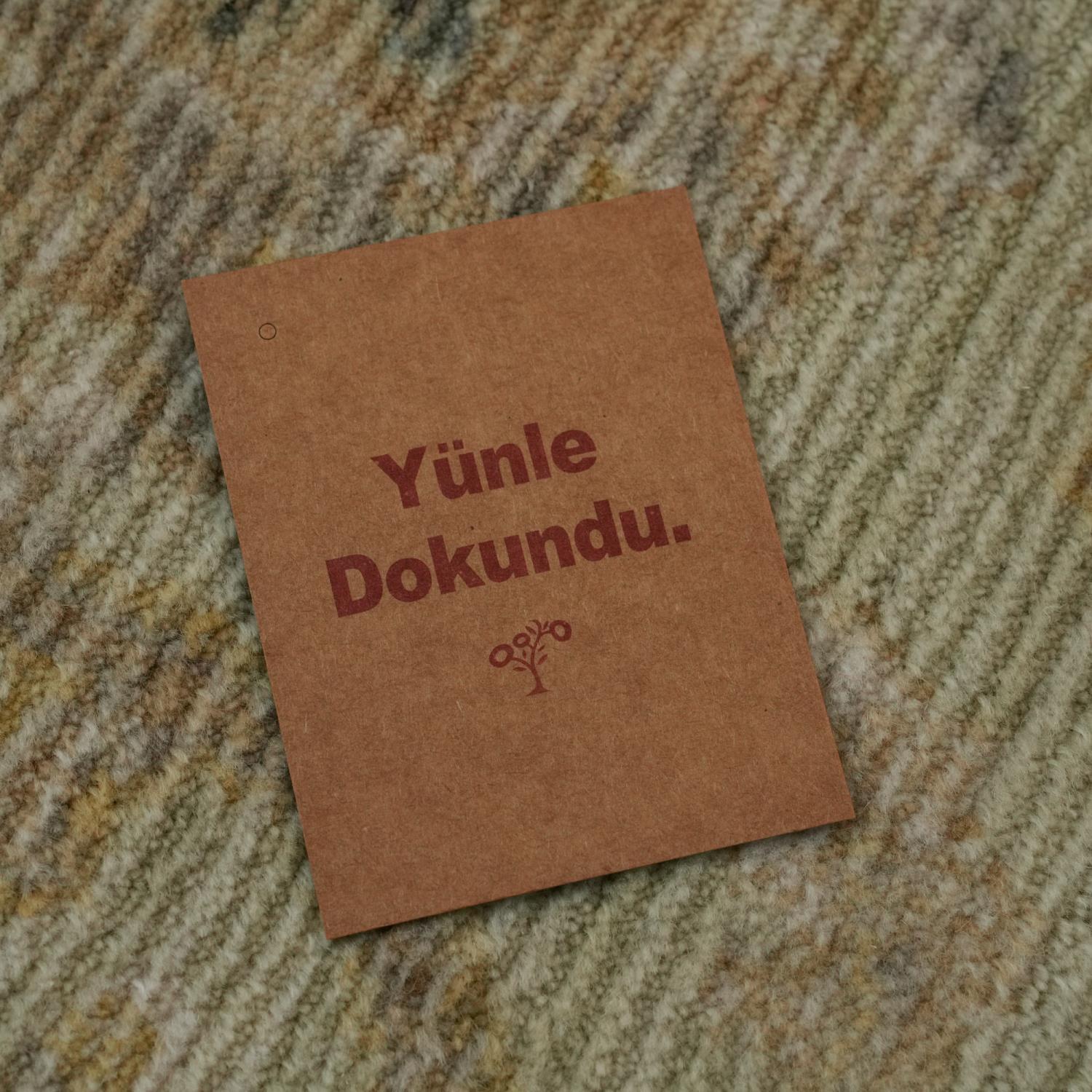 Çiçek Desenli Yün Krem Tezgah Dokuma Halı