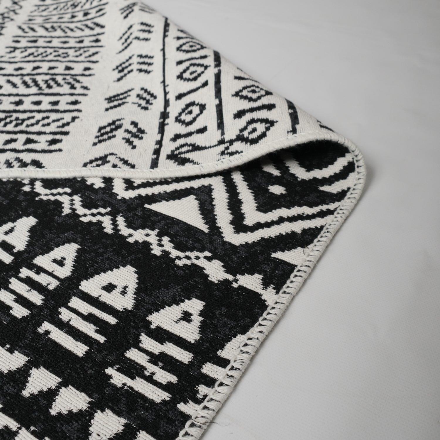 Amber Series Machine Woven Black Geometric Patterned Rug